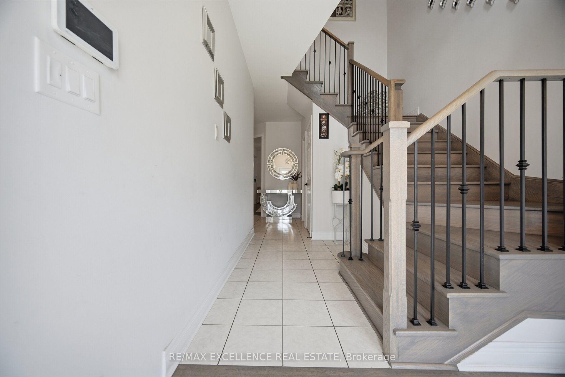 Photo 4 of 32 Branigan Crescent, Halton Hills, Georgetown — HOMEH