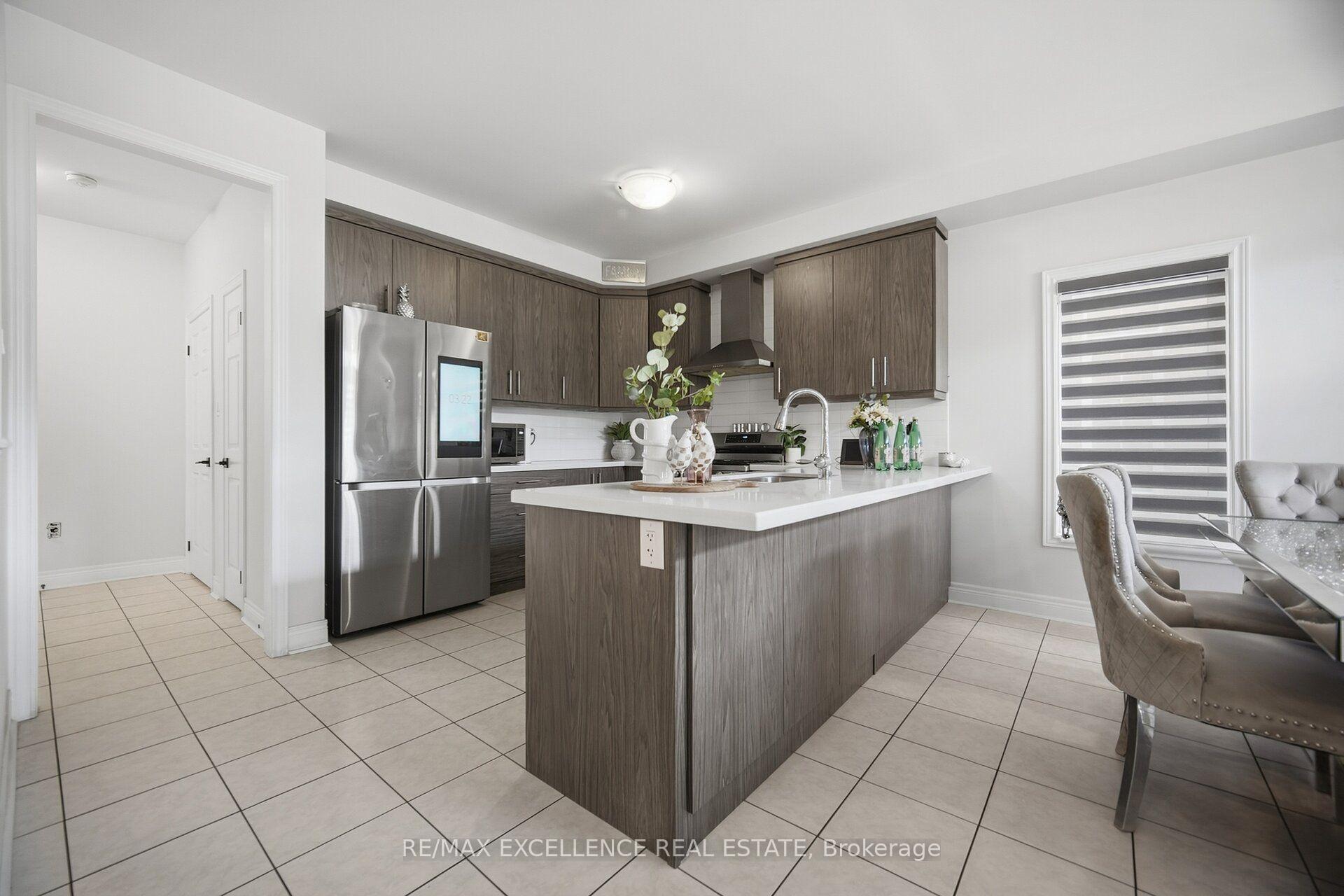 Photo 7 of 32 Branigan Crescent, Halton Hills, Georgetown — HOMEH