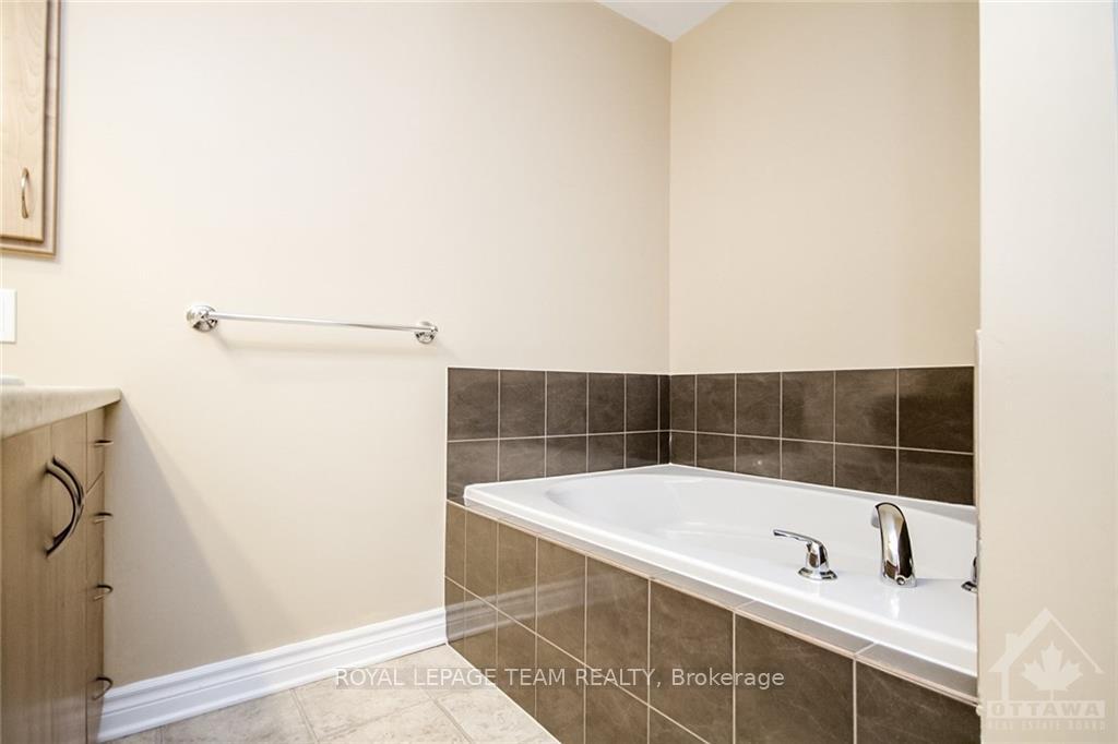 Photo 20 of Unit B, 148 Lindenshade Drive, Ottawa, Barrhaven - Strandherd — HOMEH