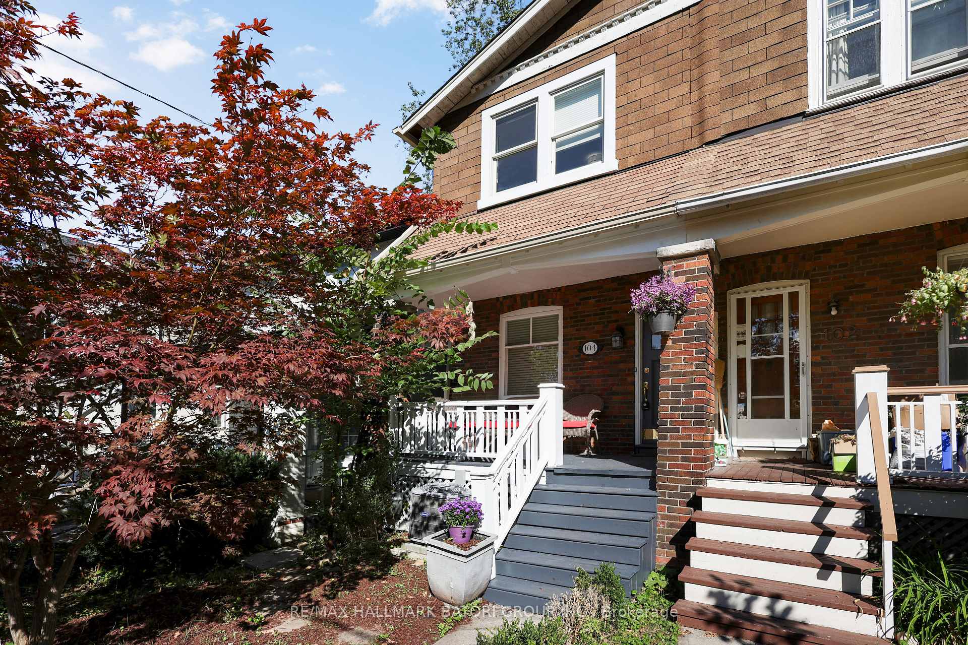 Front of 104 Orchard View Boulevard
