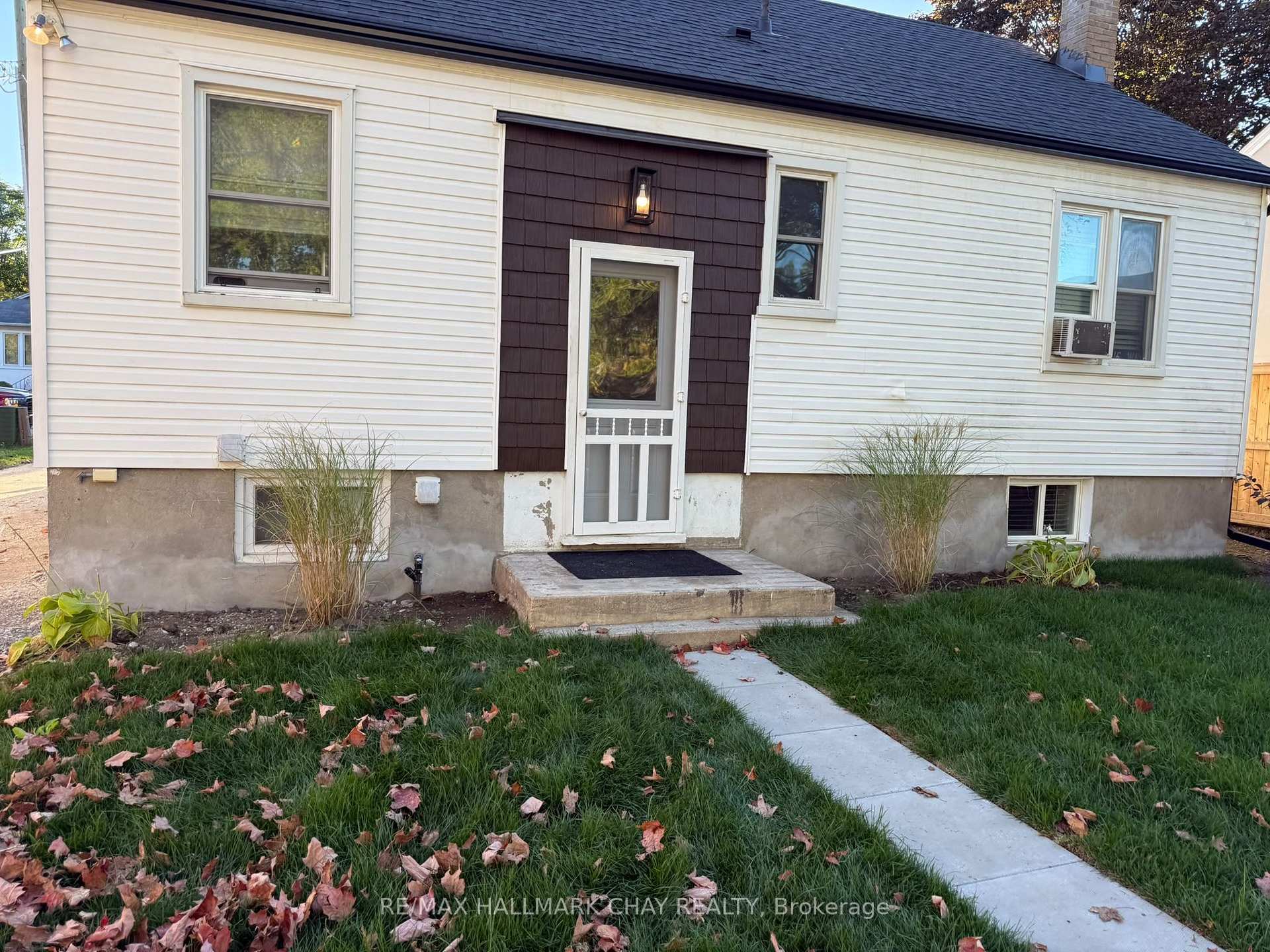 Photo 2 of 137 Clapperton Street, Barrie, Wellington — HOMEH
