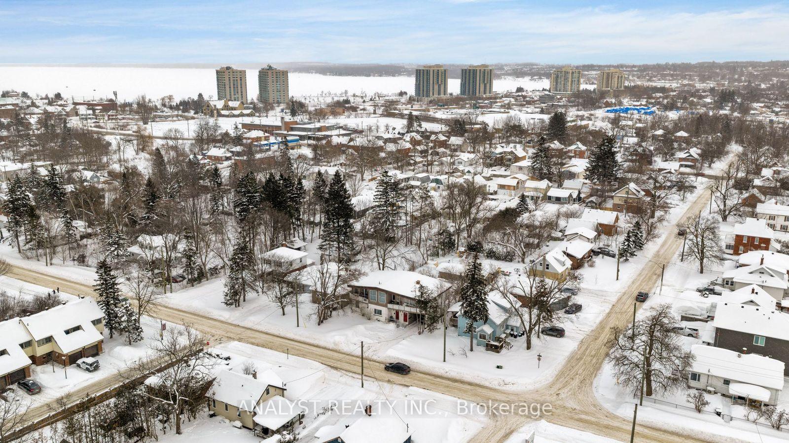 Photo 4 of 37 Donald Street, Barrie, Queen's Park — HOMEH
