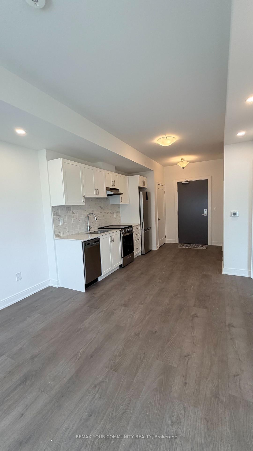 Photo 6 of Unit 907, 705 Davis Drive, Newmarket, Huron Heights-Leslie Valley — HOMEH