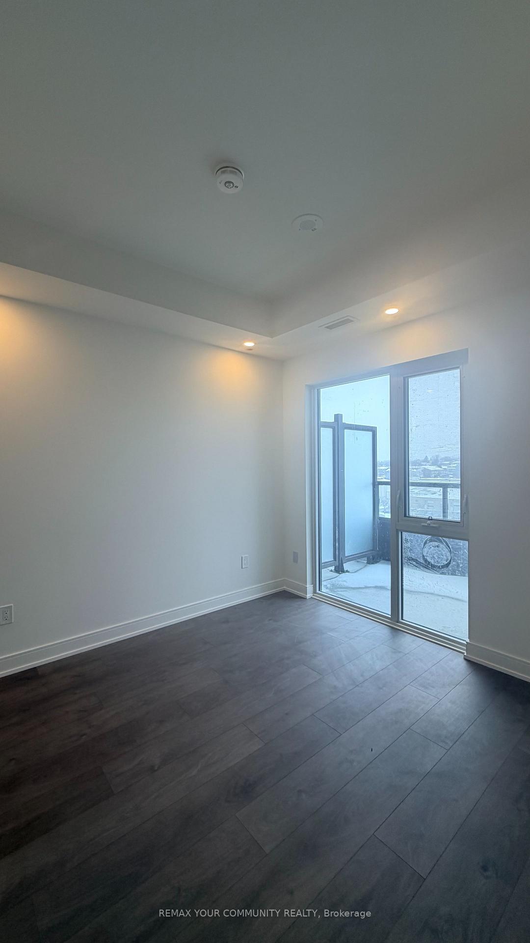 Photo 7 of Unit 907, 705 Davis Drive, Newmarket, Huron Heights-Leslie Valley — HOMEH