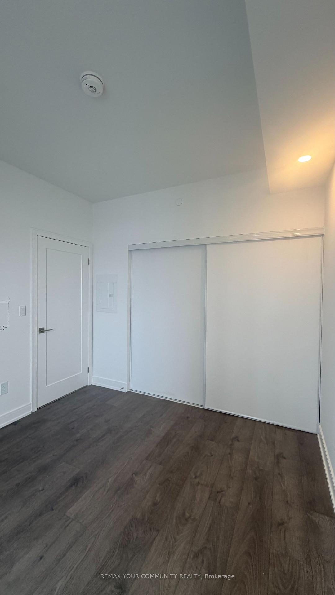 Photo 8 of Unit 907, 705 Davis Drive, Newmarket, Huron Heights-Leslie Valley — HOMEH