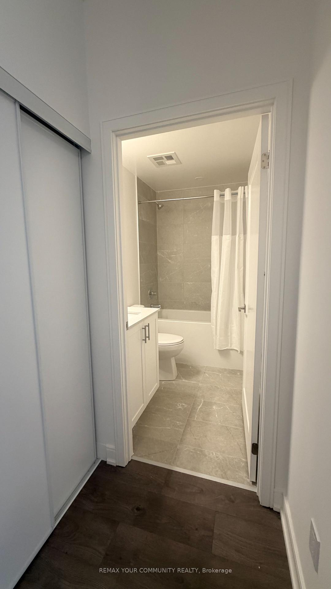 Photo 9 of Unit 907, 705 Davis Drive, Newmarket, Huron Heights-Leslie Valley — HOMEH