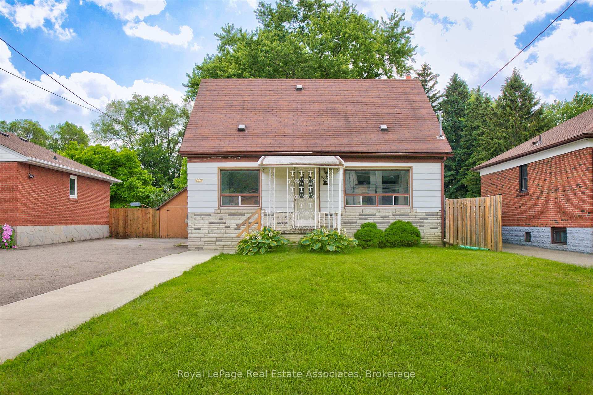 Photo 2 of 1072 Orchard Road, Mississauga, Lakeview — HOMEH