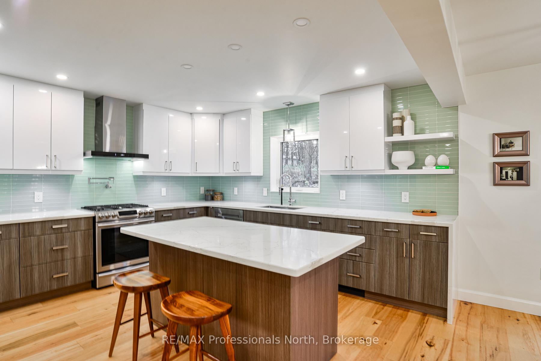 Photo 2 of 225 Blanchard Street W, Gravenhurst, Muskoka (S) — HOMEH