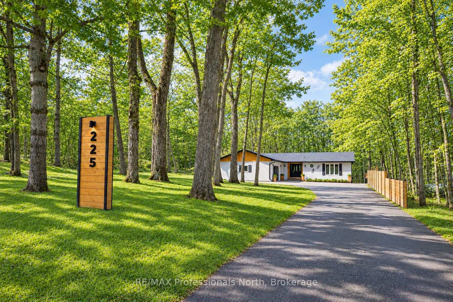 Photo 4 of 225 Blanchard Street W, Gravenhurst, Muskoka (S) — HOMEH