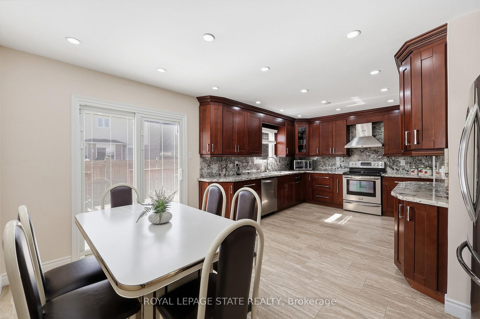Photo 11 of 5592 Millbrook Lane, Mississauga, East Credit — HOMEH