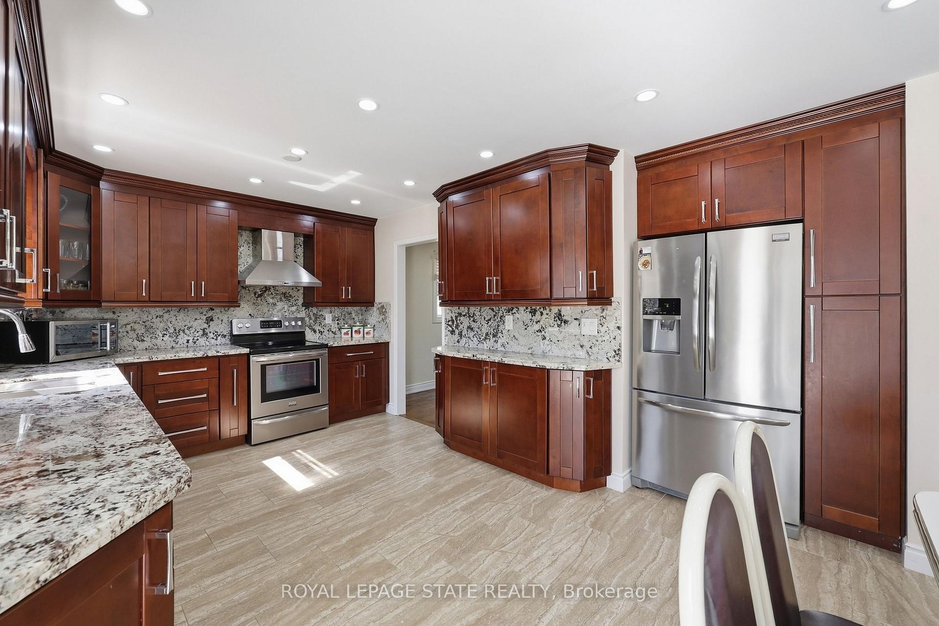Photo 13 of 5592 Millbrook Lane, Mississauga, East Credit — HOMEH