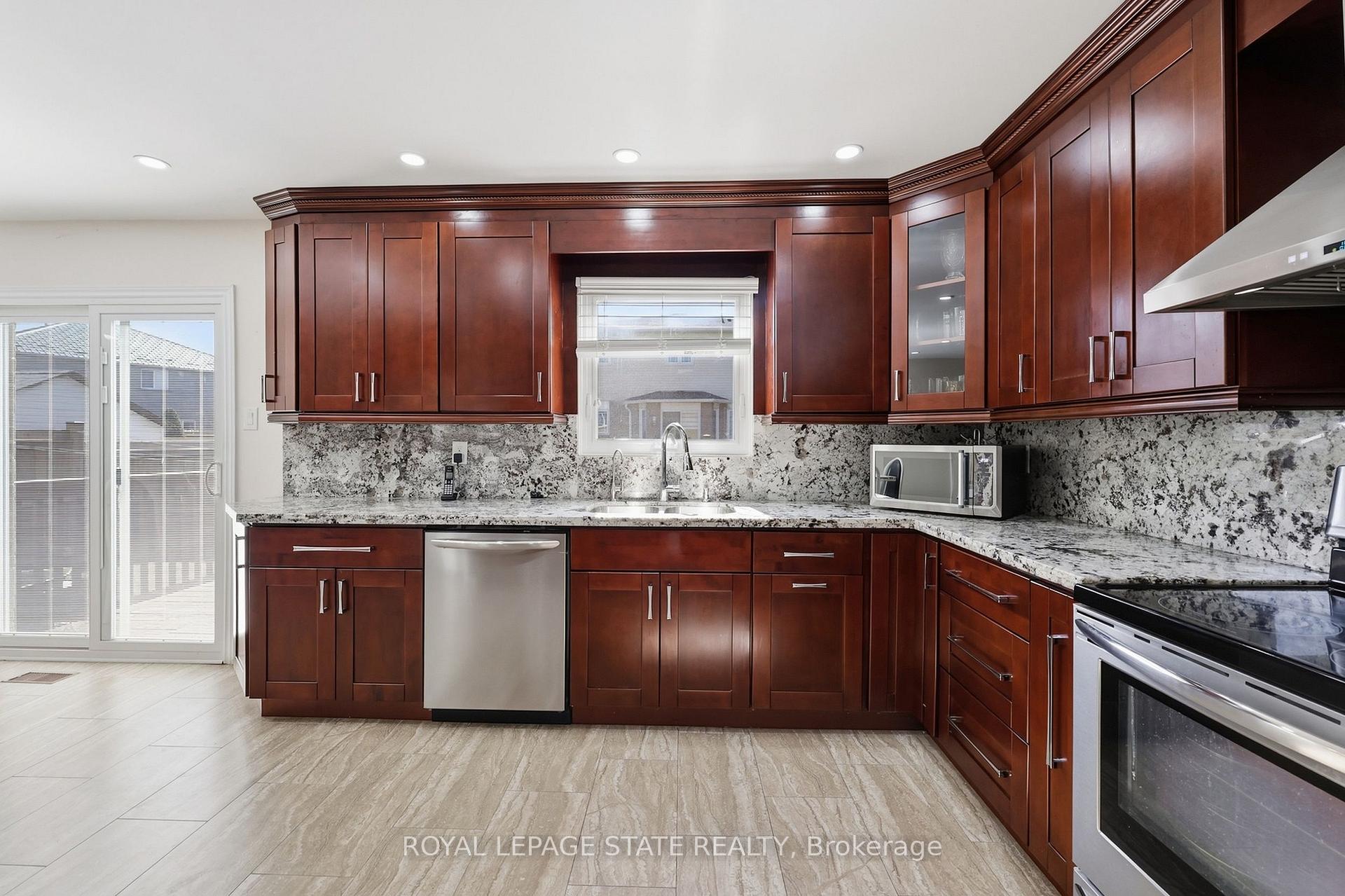 Photo 14 of 5592 Millbrook Lane, Mississauga, East Credit — HOMEH