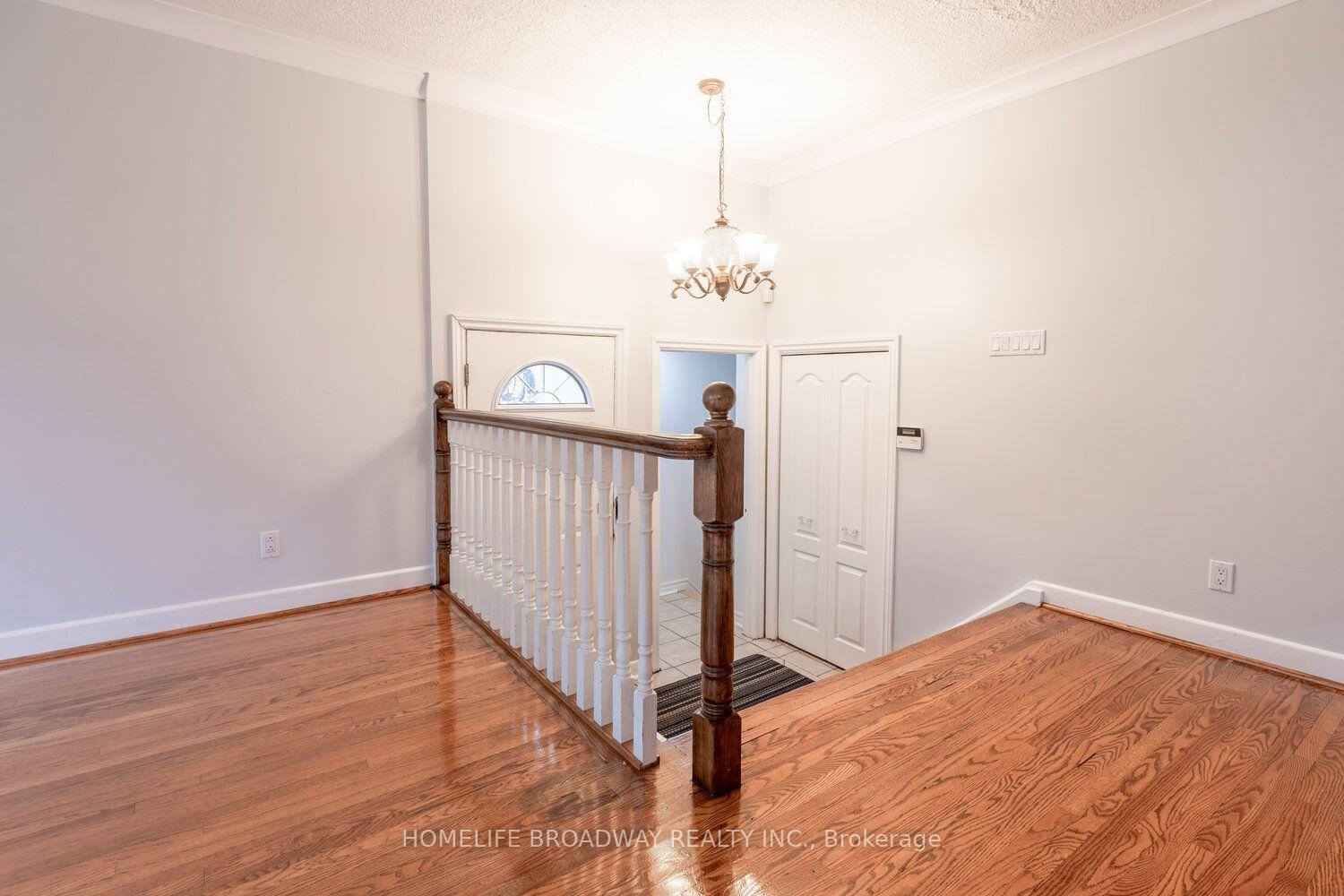 Photo 2 of 37 Millburn Drive, Etobicoke, Eringate-Centennial-West Deane — HOMEH