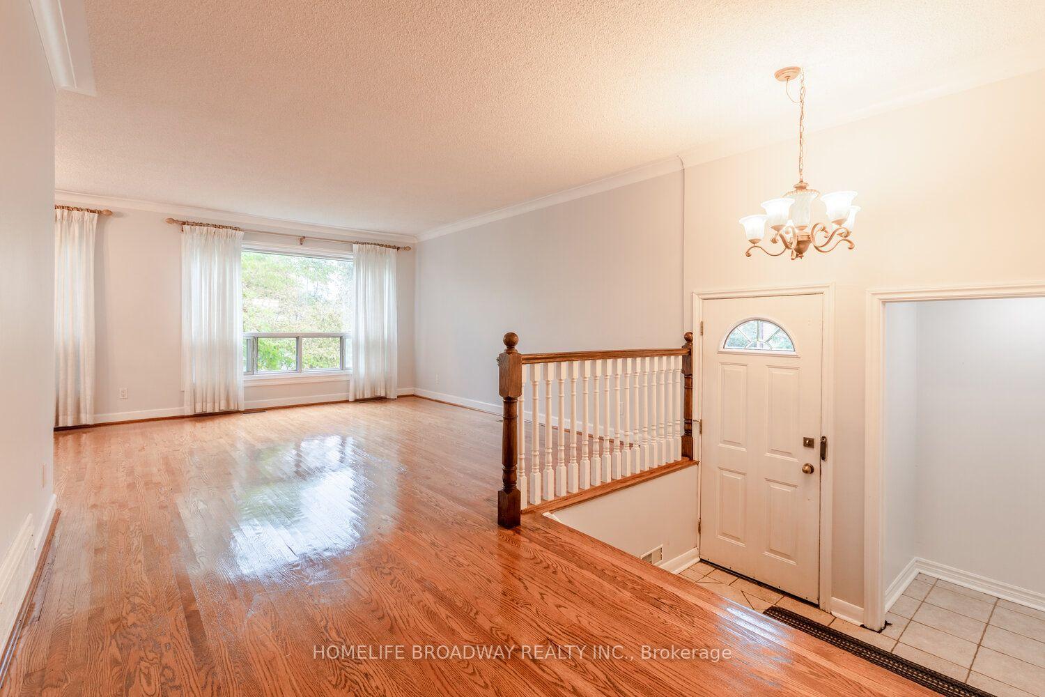 Photo 3 of 37 Millburn Drive, Etobicoke, Eringate-Centennial-West Deane — HOMEH