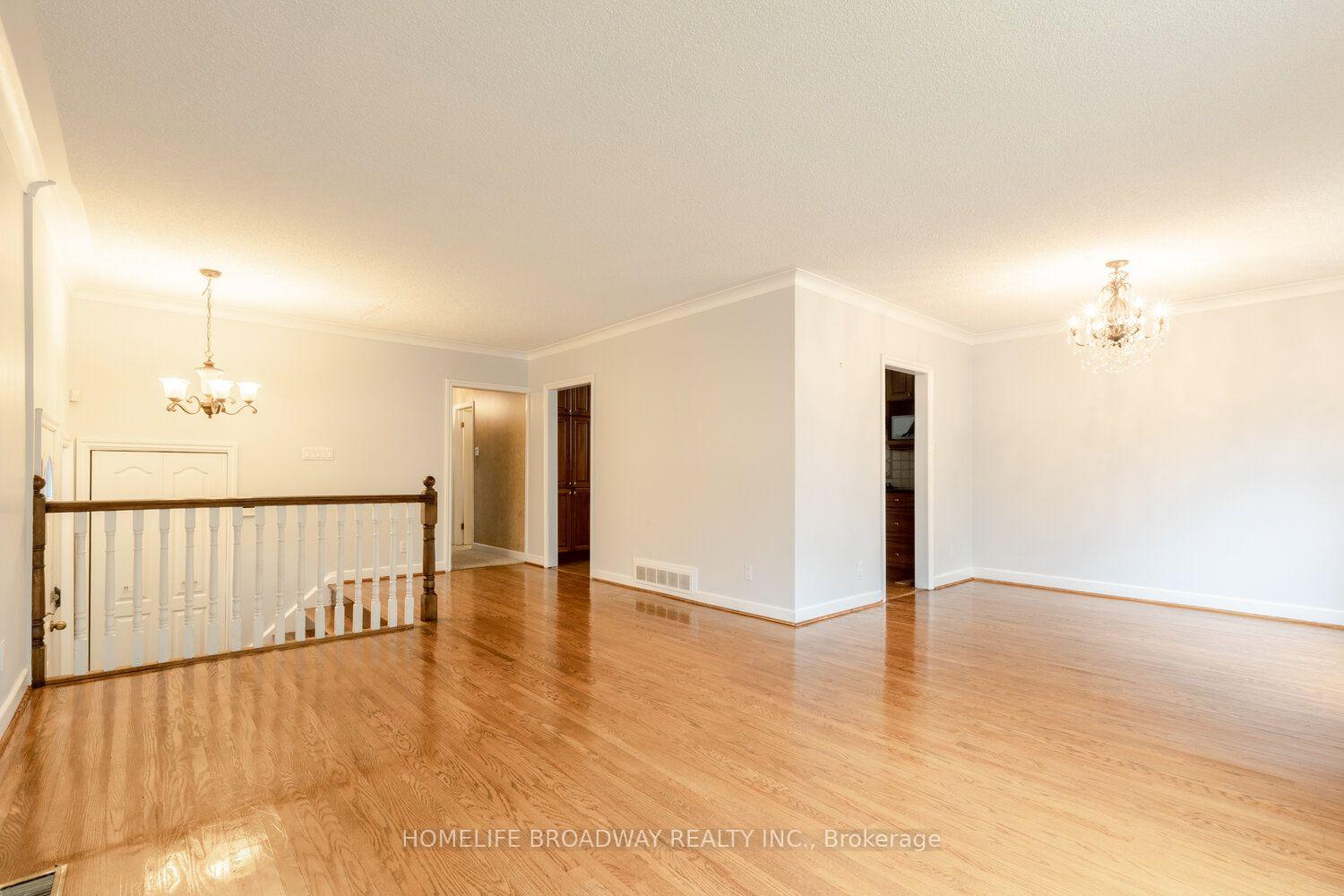Photo 4 of 37 Millburn Drive, Etobicoke, Eringate-Centennial-West Deane — HOMEH