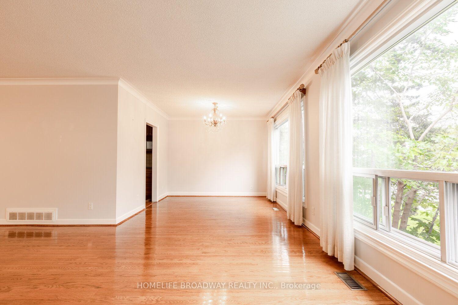 Photo 5 of 37 Millburn Drive, Etobicoke, Eringate-Centennial-West Deane — HOMEH