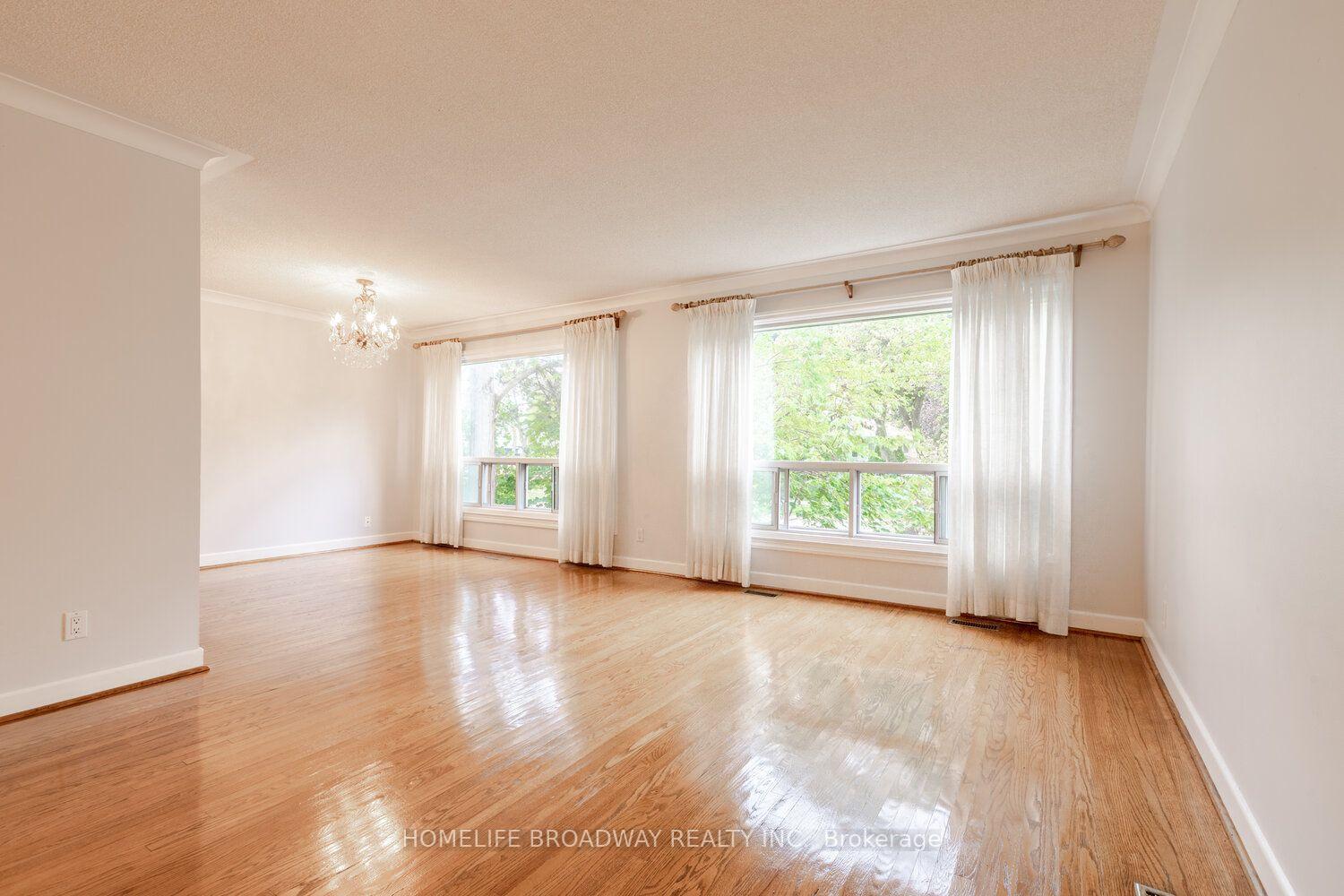 Photo 6 of 37 Millburn Drive, Etobicoke, Eringate-Centennial-West Deane — HOMEH