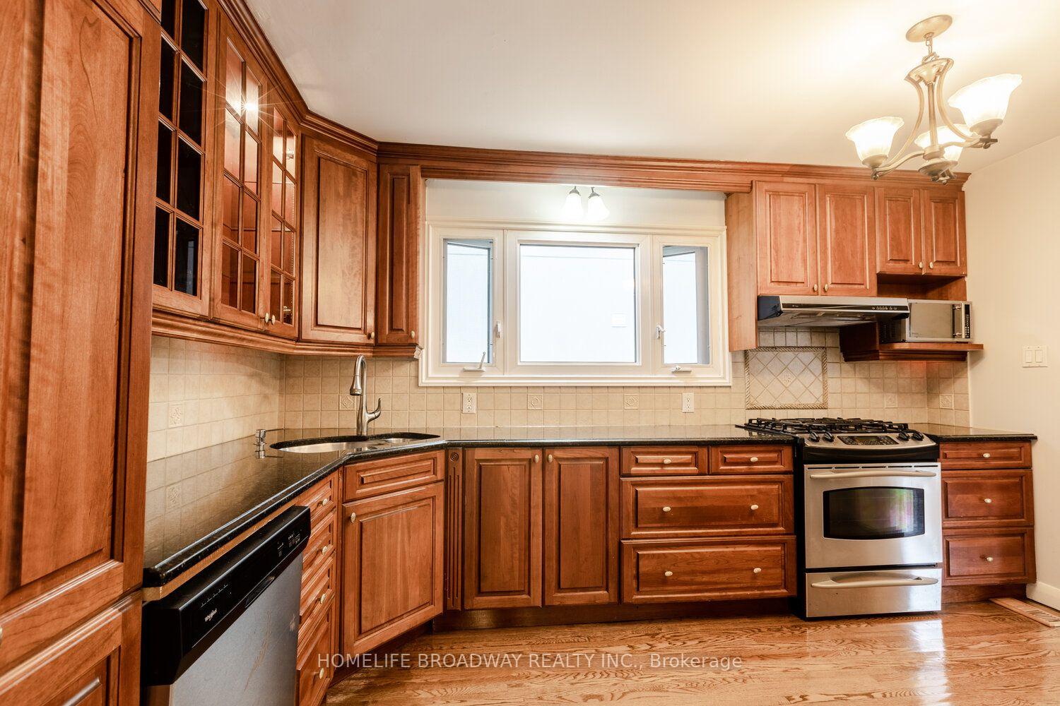 Photo 7 of 37 Millburn Drive, Etobicoke, Eringate-Centennial-West Deane — HOMEH