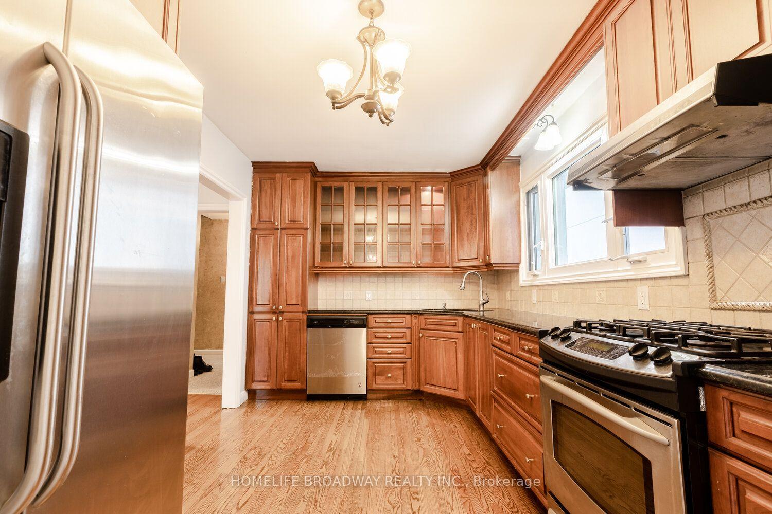 Photo 8 of 37 Millburn Drive, Etobicoke, Eringate-Centennial-West Deane — HOMEH