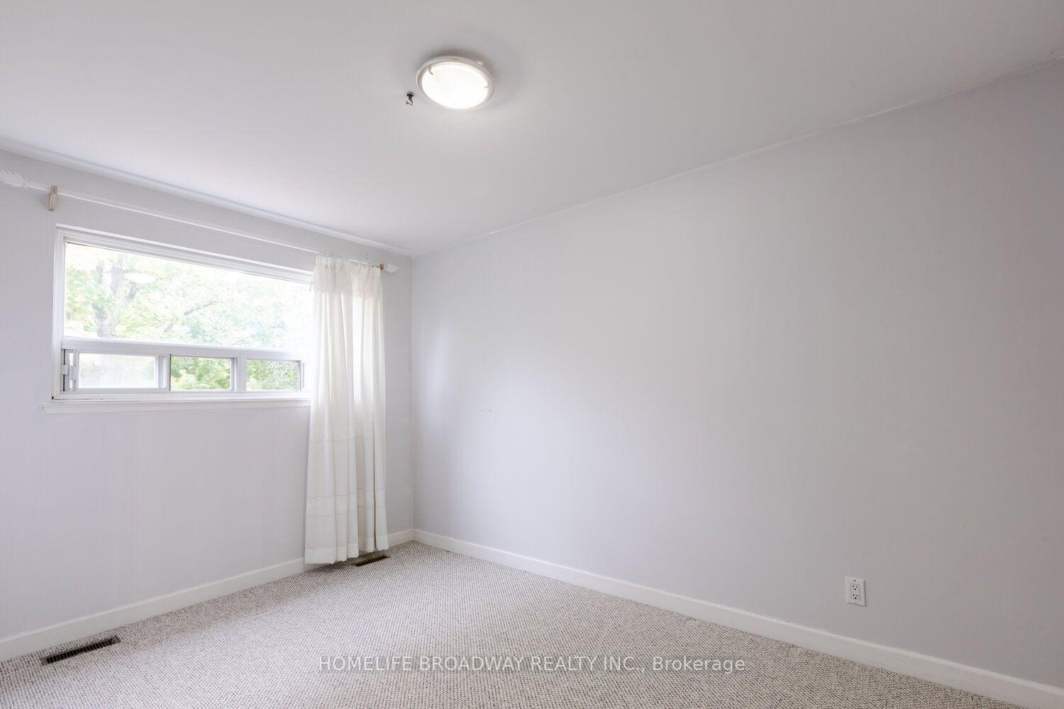 Photo 12 of 37 Millburn Drive, Etobicoke, Eringate-Centennial-West Deane — HOMEH