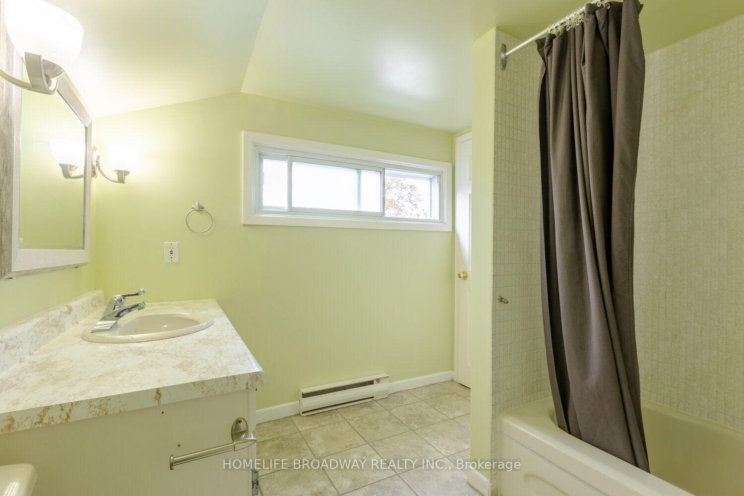 Photo 21 of 37 Millburn Drive, Etobicoke, Eringate-Centennial-West Deane — HOMEH