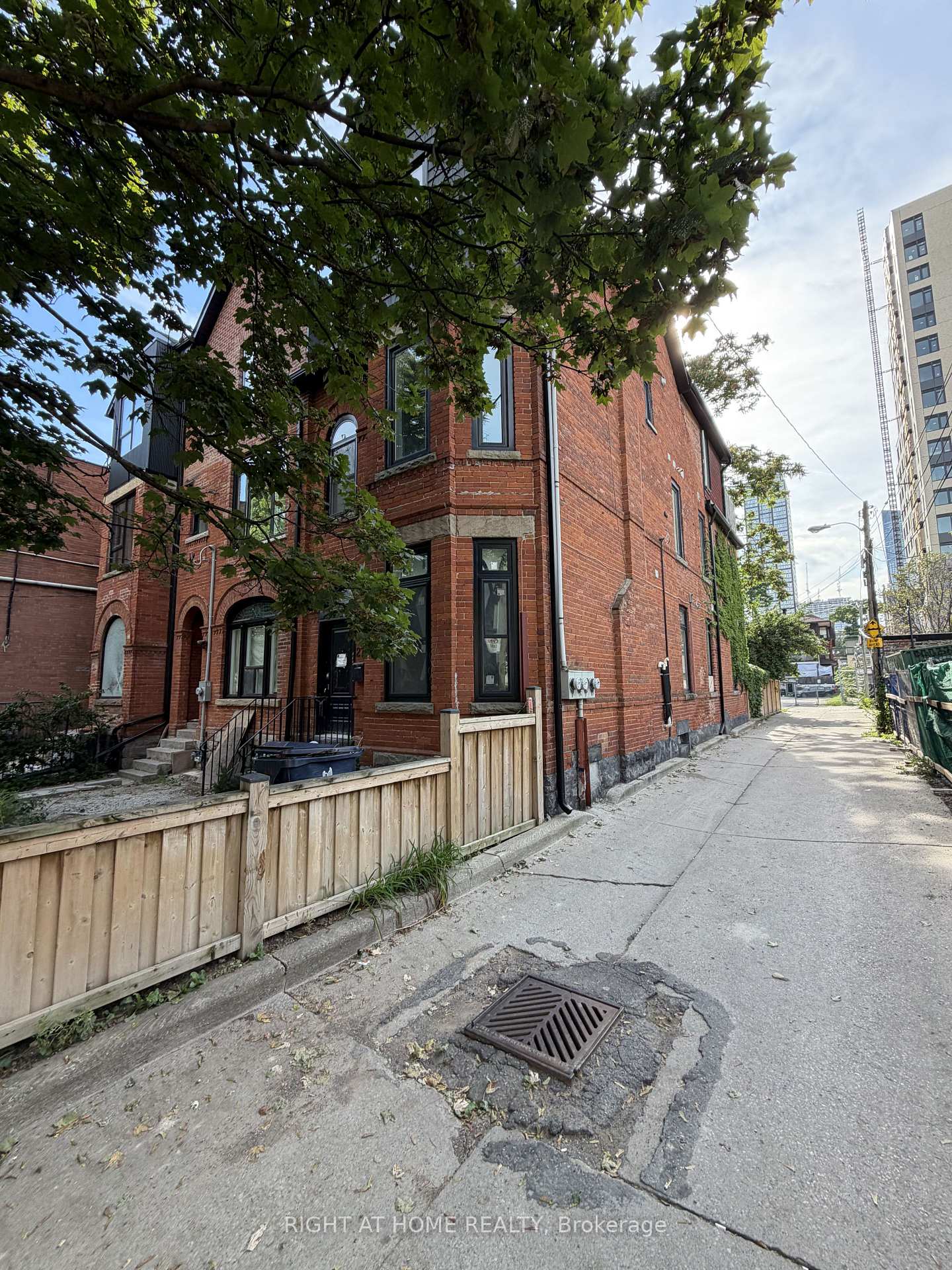Photo 2 of 272 Seaton Street, Toronto, Moss Park — HOMEH