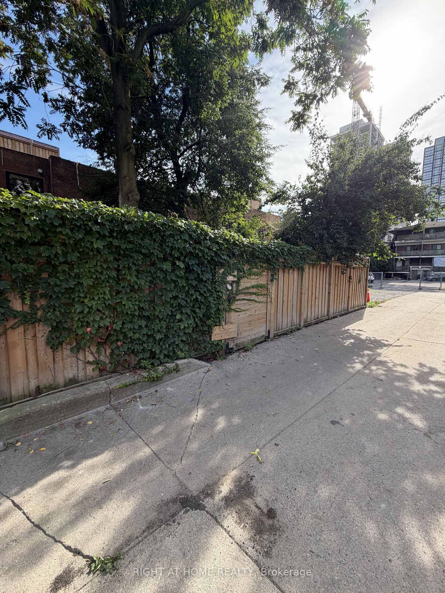 Photo 5 of 272 Seaton Street, Toronto, Moss Park — HOMEH