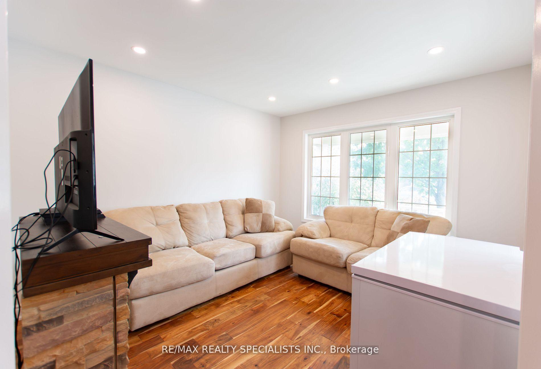 Photo 2 of 929 Philbrook Drive, Milton, Coates — HOMEH
