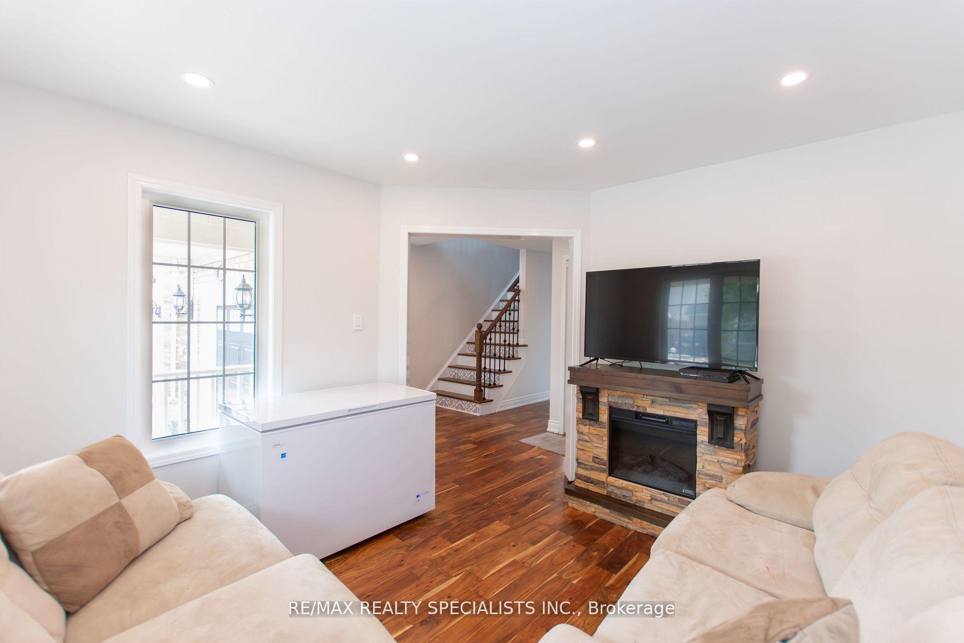Photo 4 of 929 Philbrook Drive, Milton, Coates — HOMEH