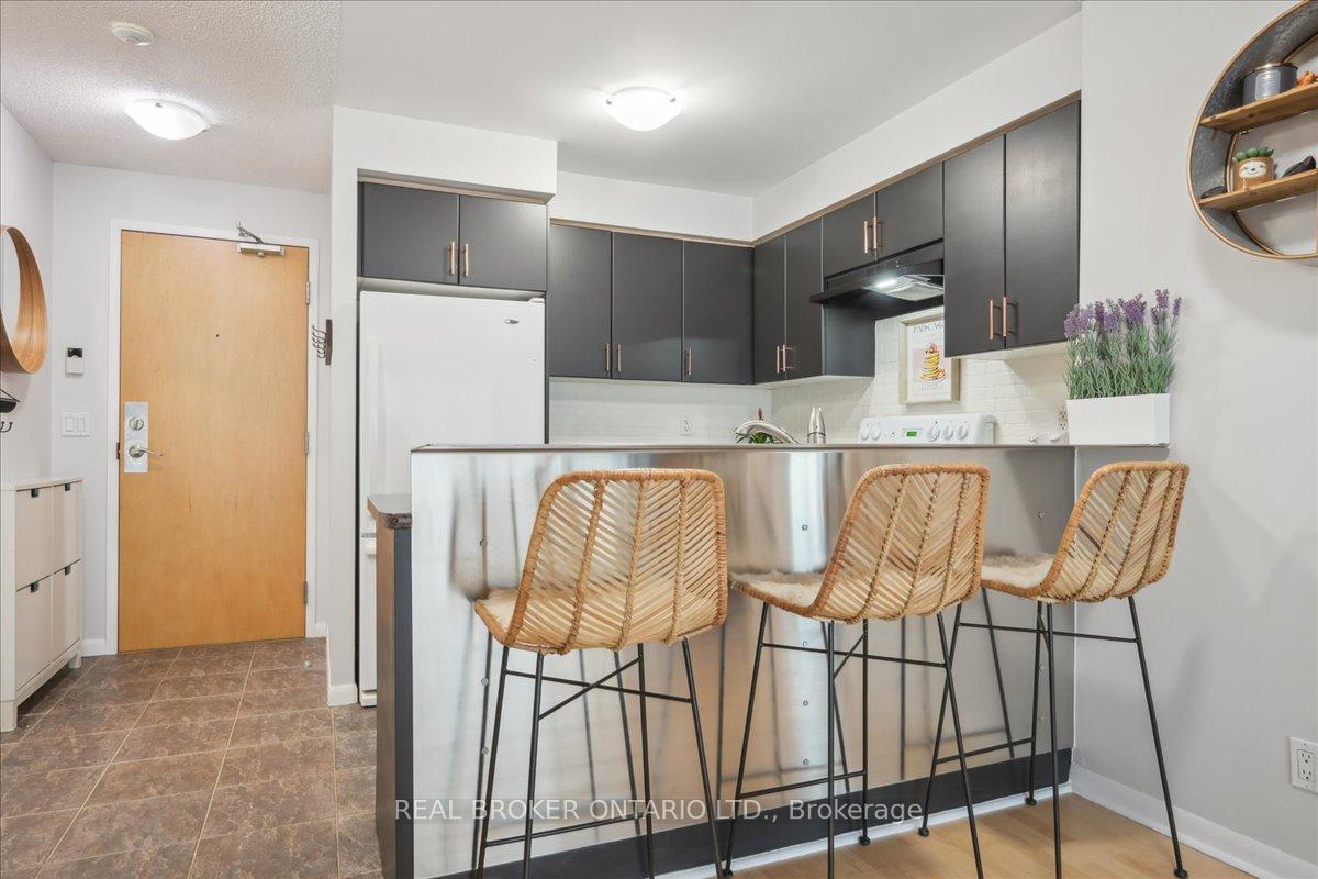 Photo 6 of Unit 608, 185 Legion Road N, Etobicoke, Mimico — HOMEH