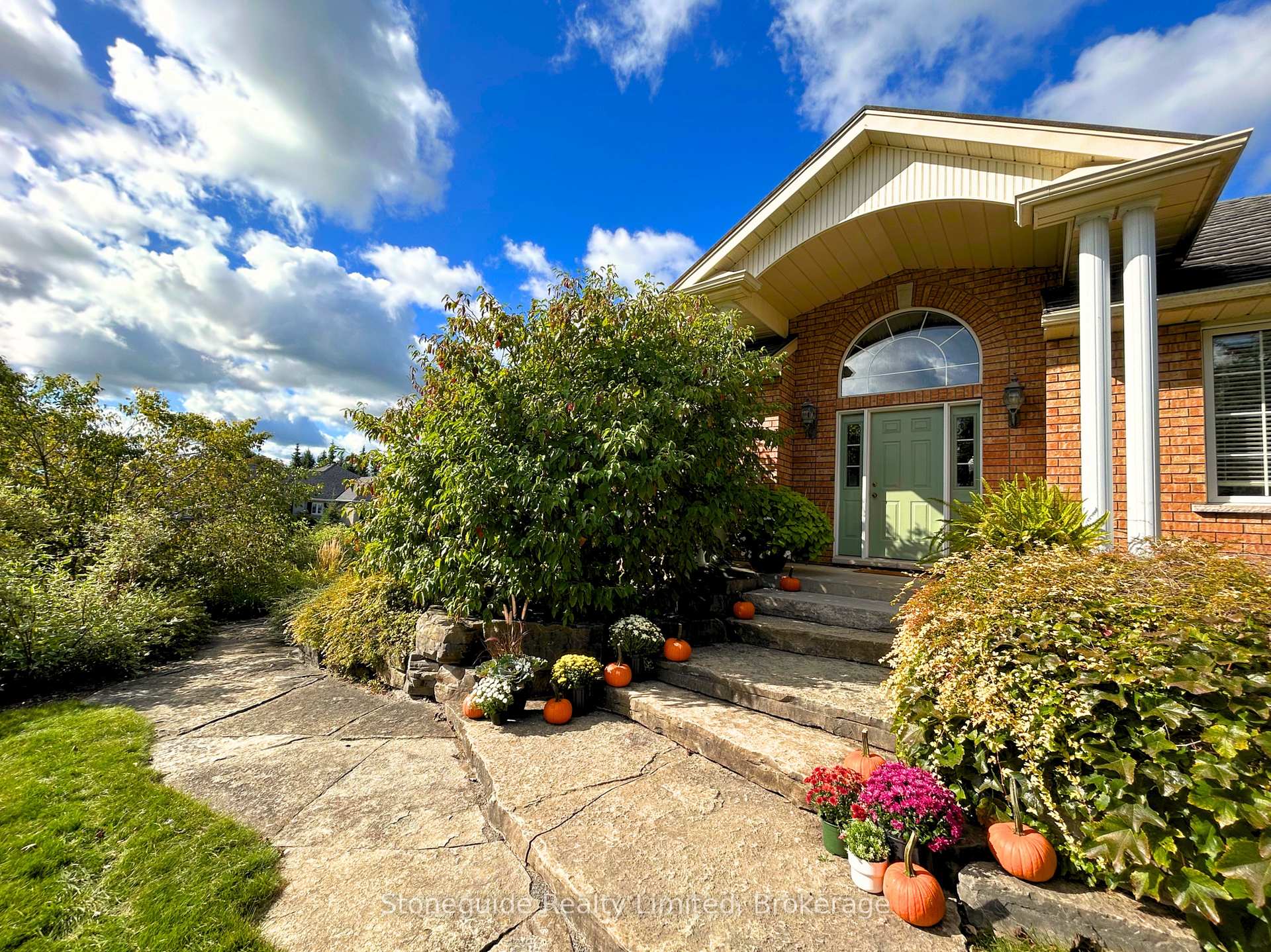 Photo 2 of 1580 College Park Drive, Peterborough, Otonabee Ward 1 — HOMEH