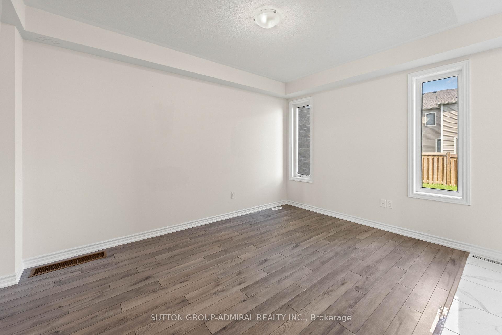 Photo 11 of 4 Rochester Drive, Barrie, Rural Barrie Southeast — HOMEH