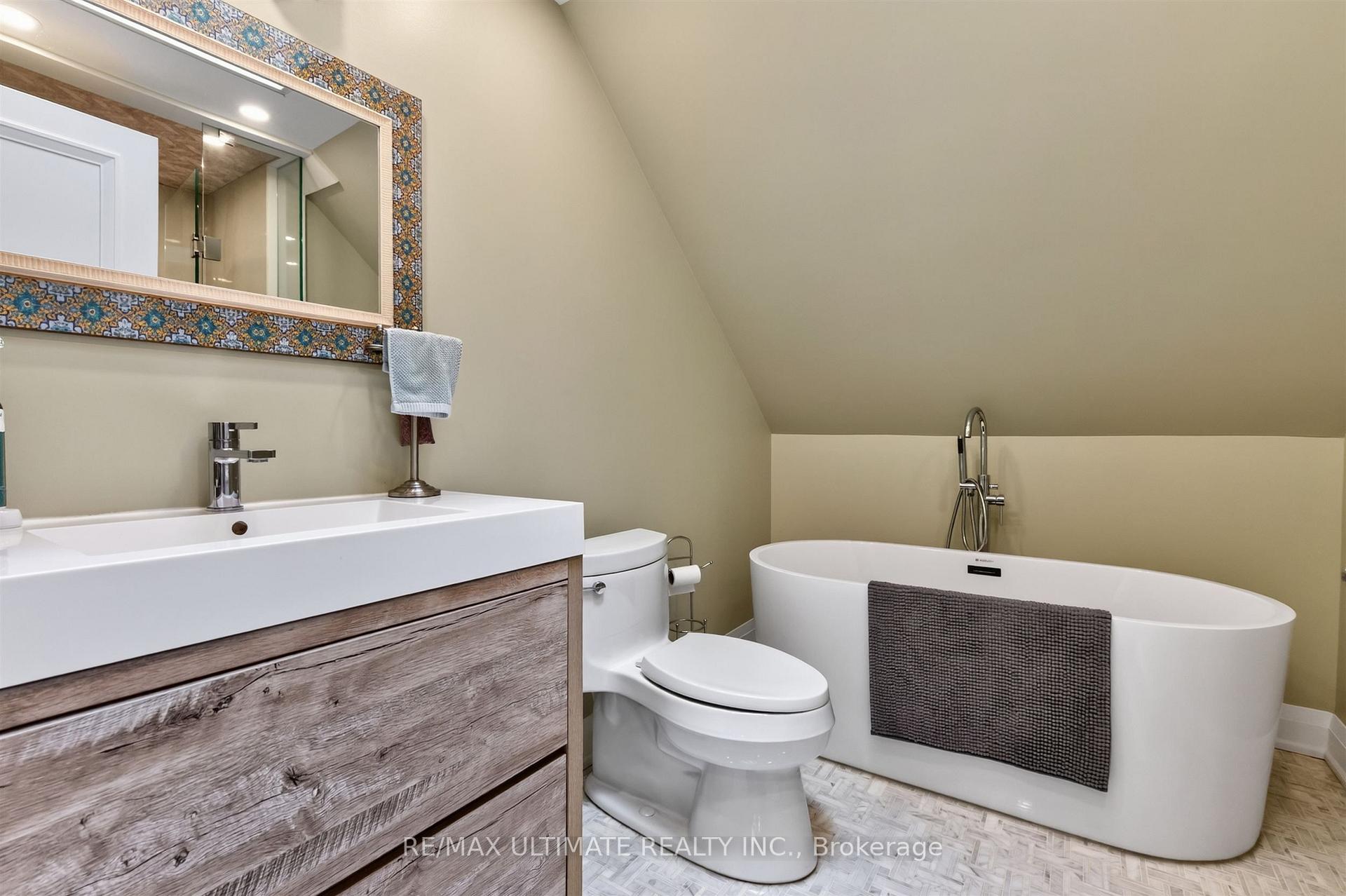 Photo 25 of Unit Upper, 39 Riverside Crescent, Toronto, High Park-Swansea — HOMEH