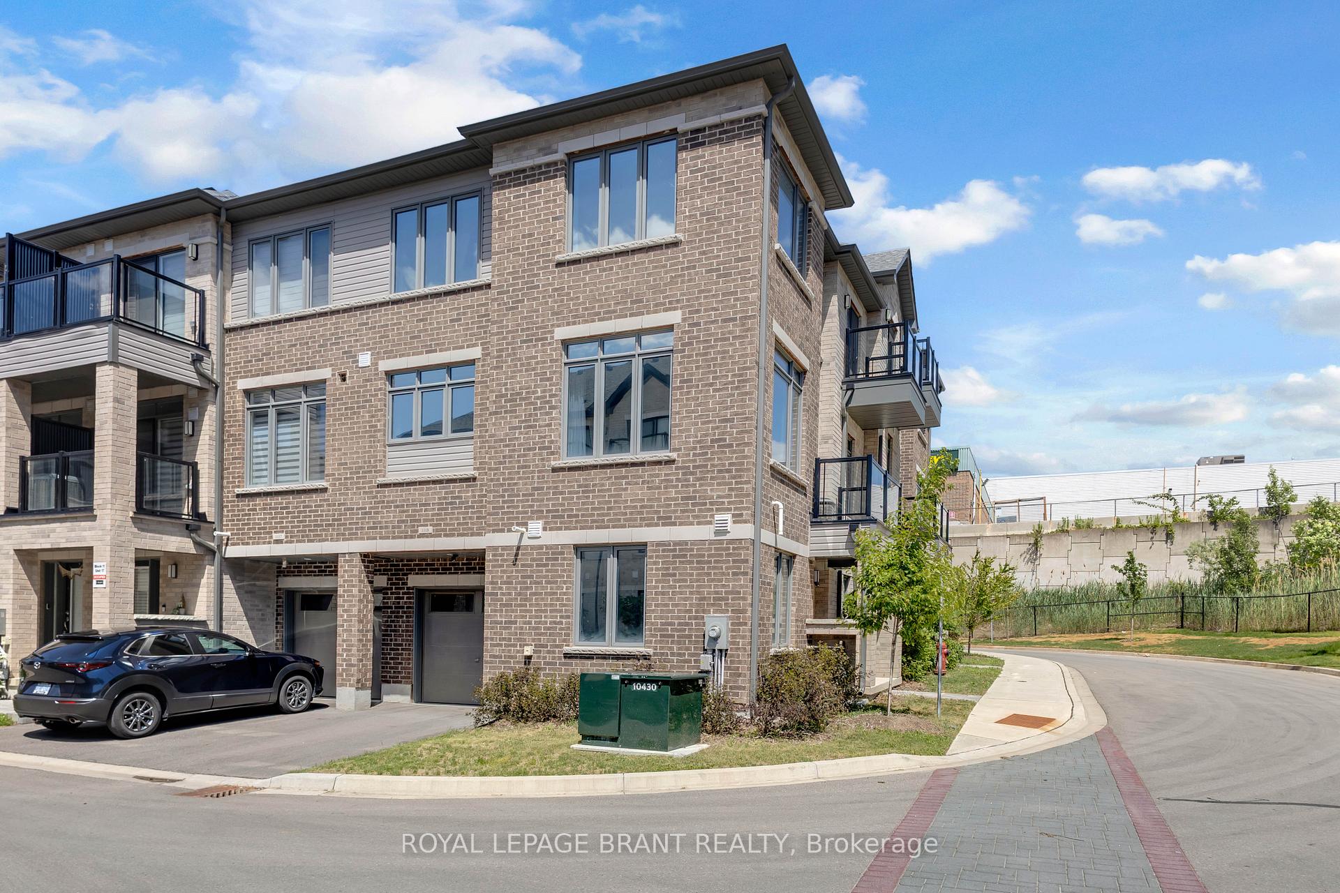 Front of Unit 1118, 585 Colborne Street