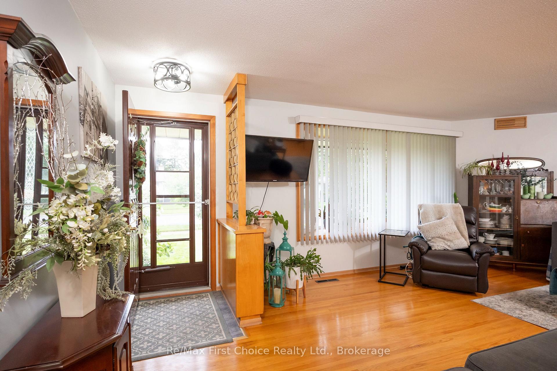 Photo 9 of 159 Hogarth Street, Thunder Bay, Grandview — HOMEH