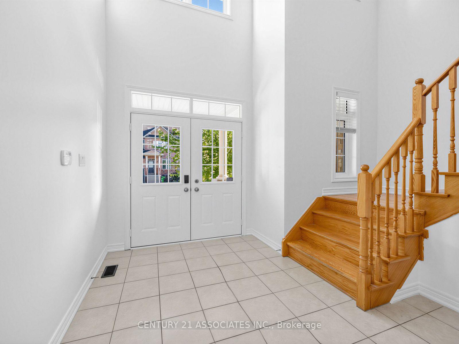 Photo 3 of 28 Yellow Sorrel Road, Brampton, Sandringham-Wellington North — HOMEH