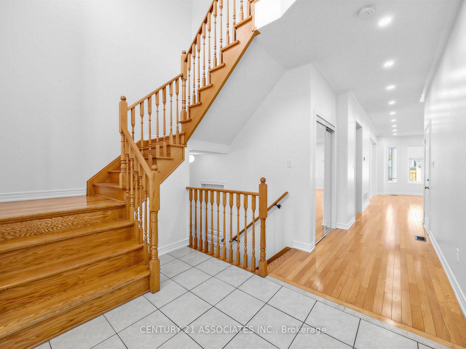 Photo 4 of 28 Yellow Sorrel Road, Brampton, Sandringham-Wellington North — HOMEH
