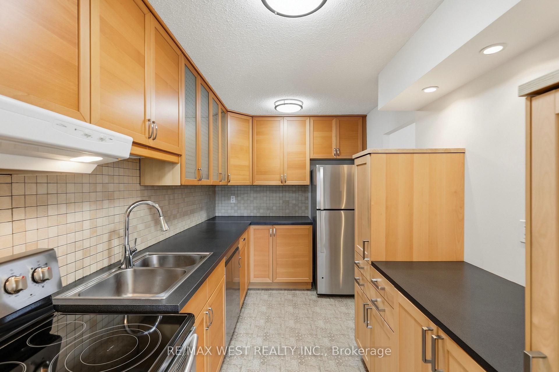 Photo 12 of Unit 302, 180 Dudley Avenue, Markham, Thornhill — HOMEH