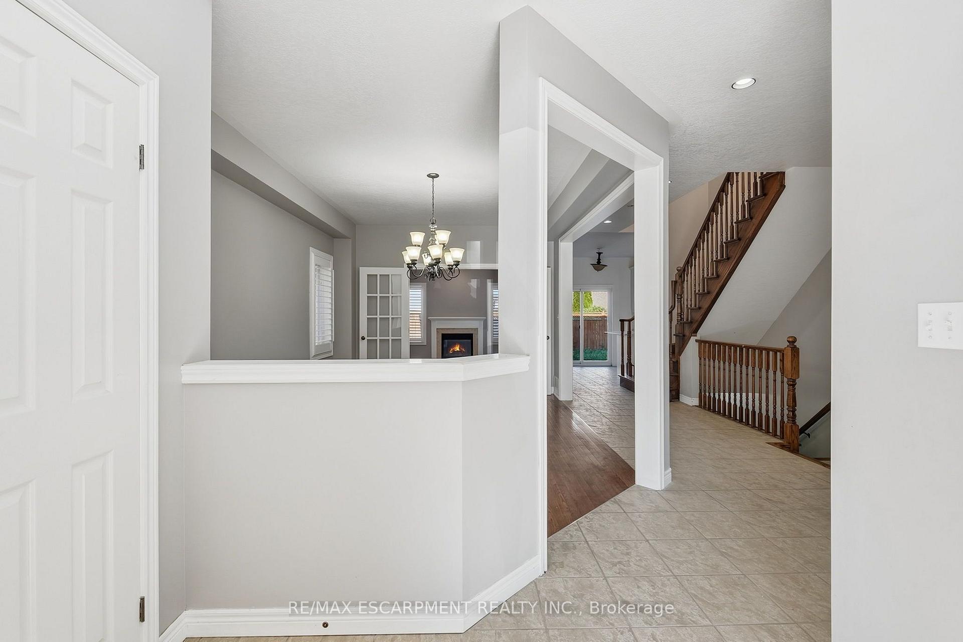 Photo 5 of 84 Deerborn Drive, Hamilton, Thorner — HOMEH