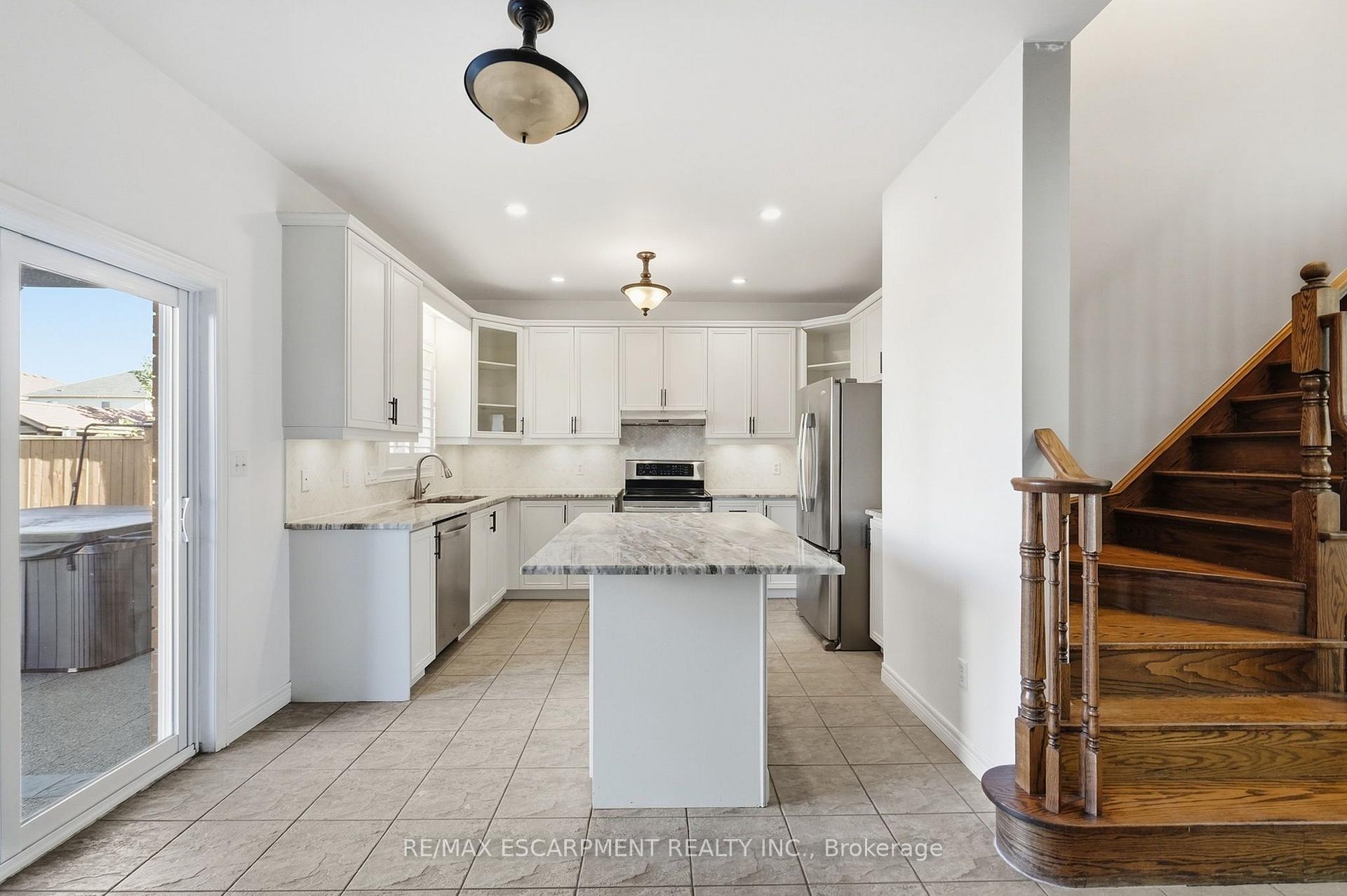 Photo 15 of 84 Deerborn Drive, Hamilton, Thorner — HOMEH
