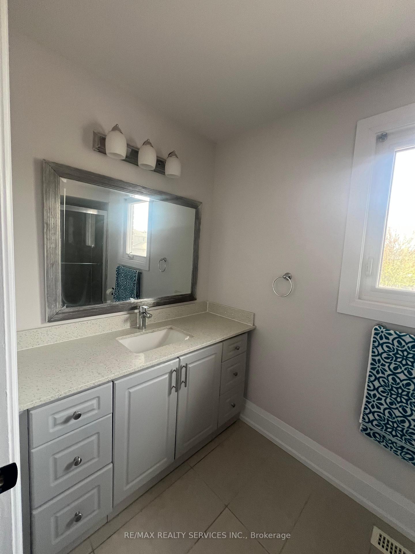 Photo 8 of 42 Dundalk Crescent, Brampton, Heart Lake West — HOMEH