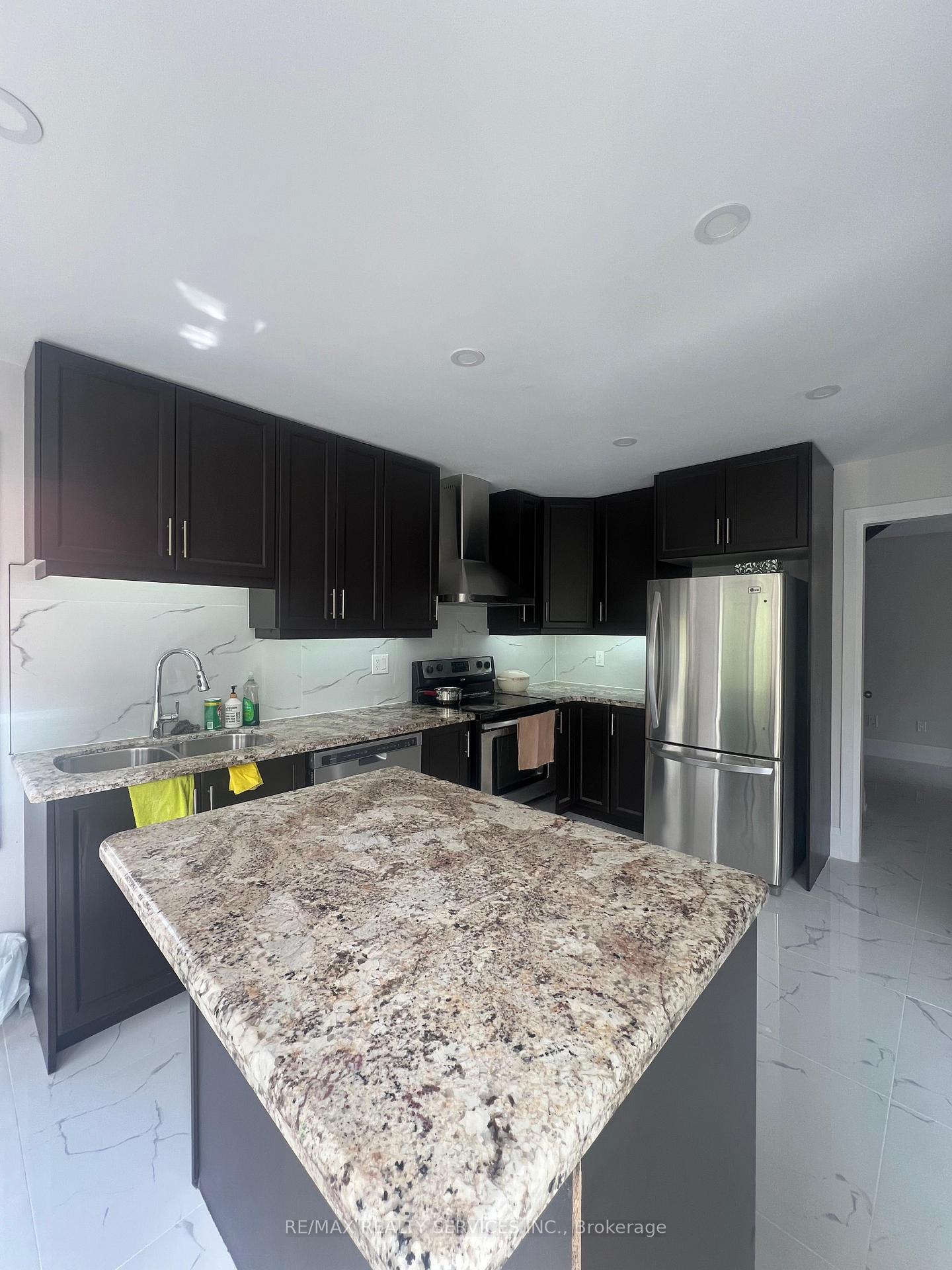 Photo 9 of 42 Dundalk Crescent, Brampton, Heart Lake West — HOMEH