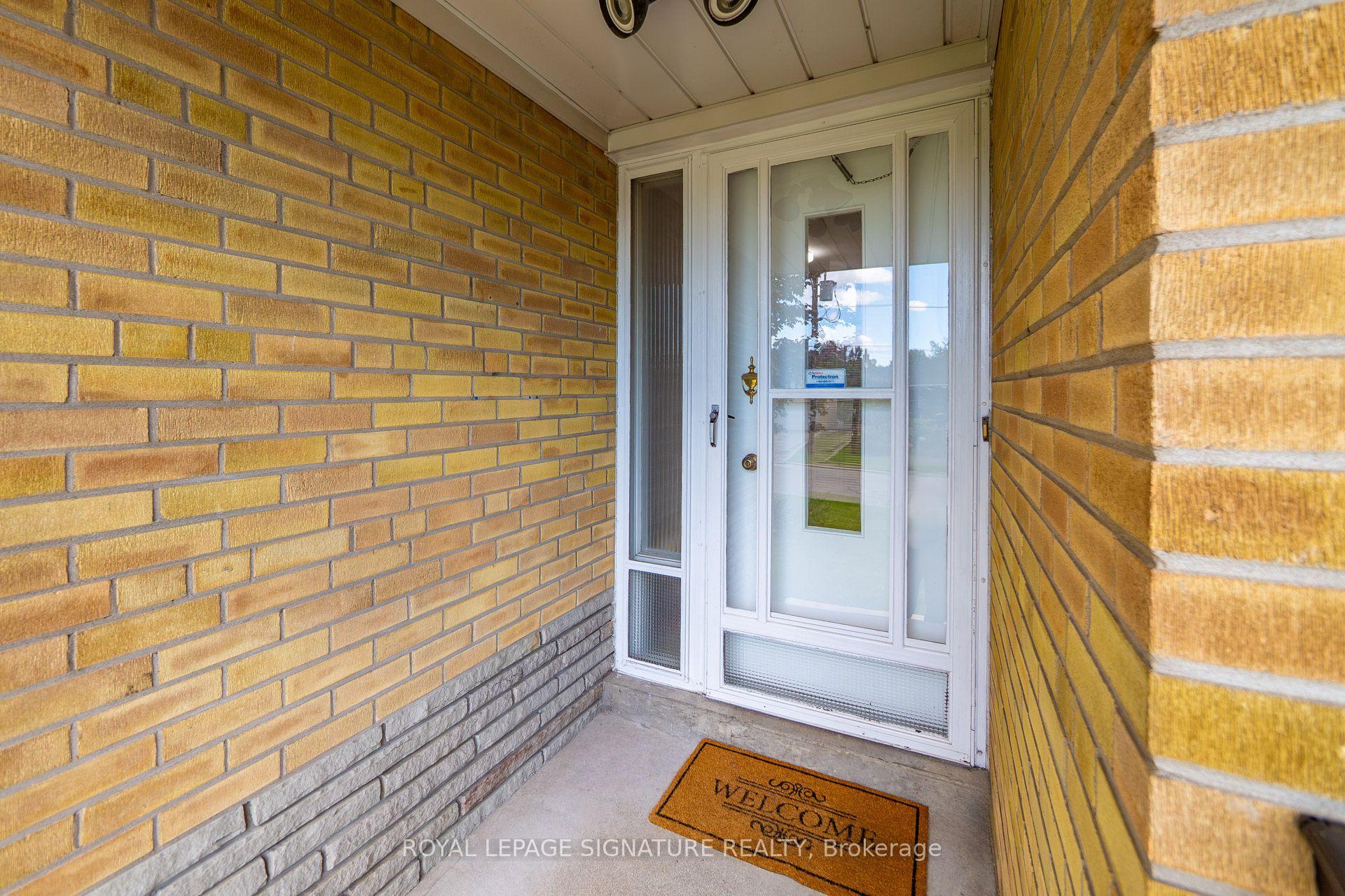 Photo 2 of 61 Comay Road, North York, Brookhaven-Amesbury — HOMEH