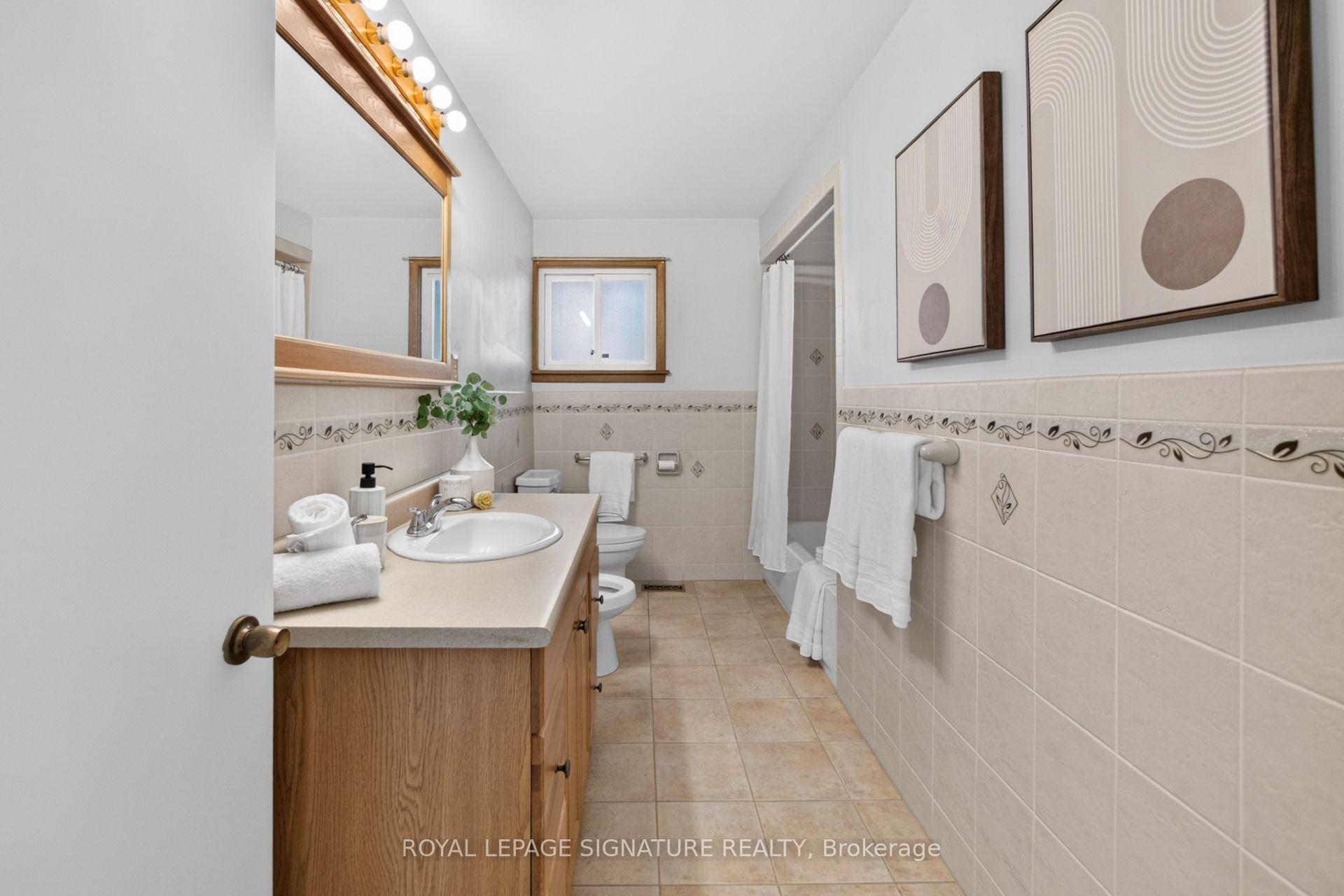 Photo 18 of 61 Comay Road, North York, Brookhaven-Amesbury — HOMEH