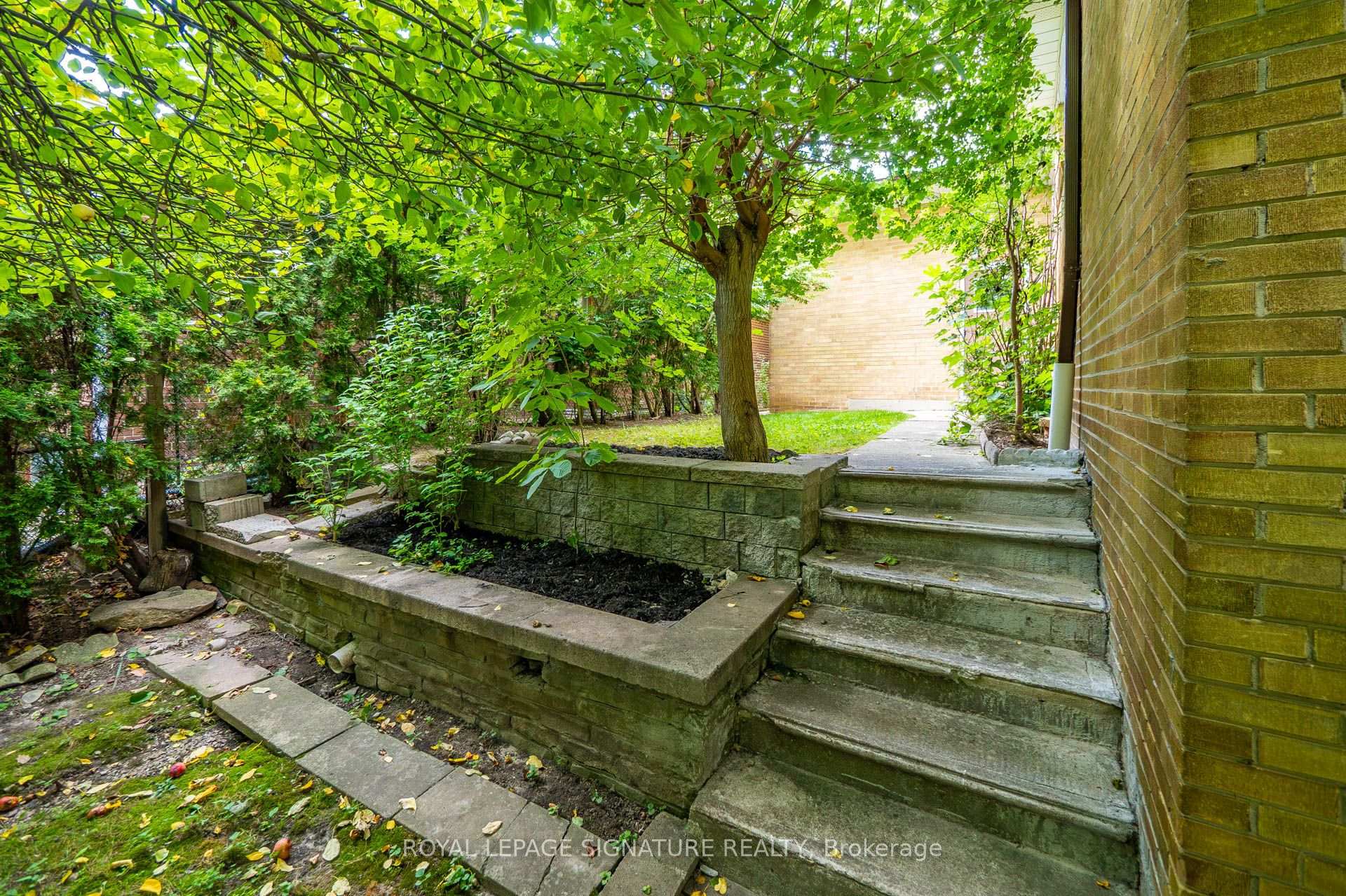 Photo 29 of 61 Comay Road, North York, Brookhaven-Amesbury — HOMEH