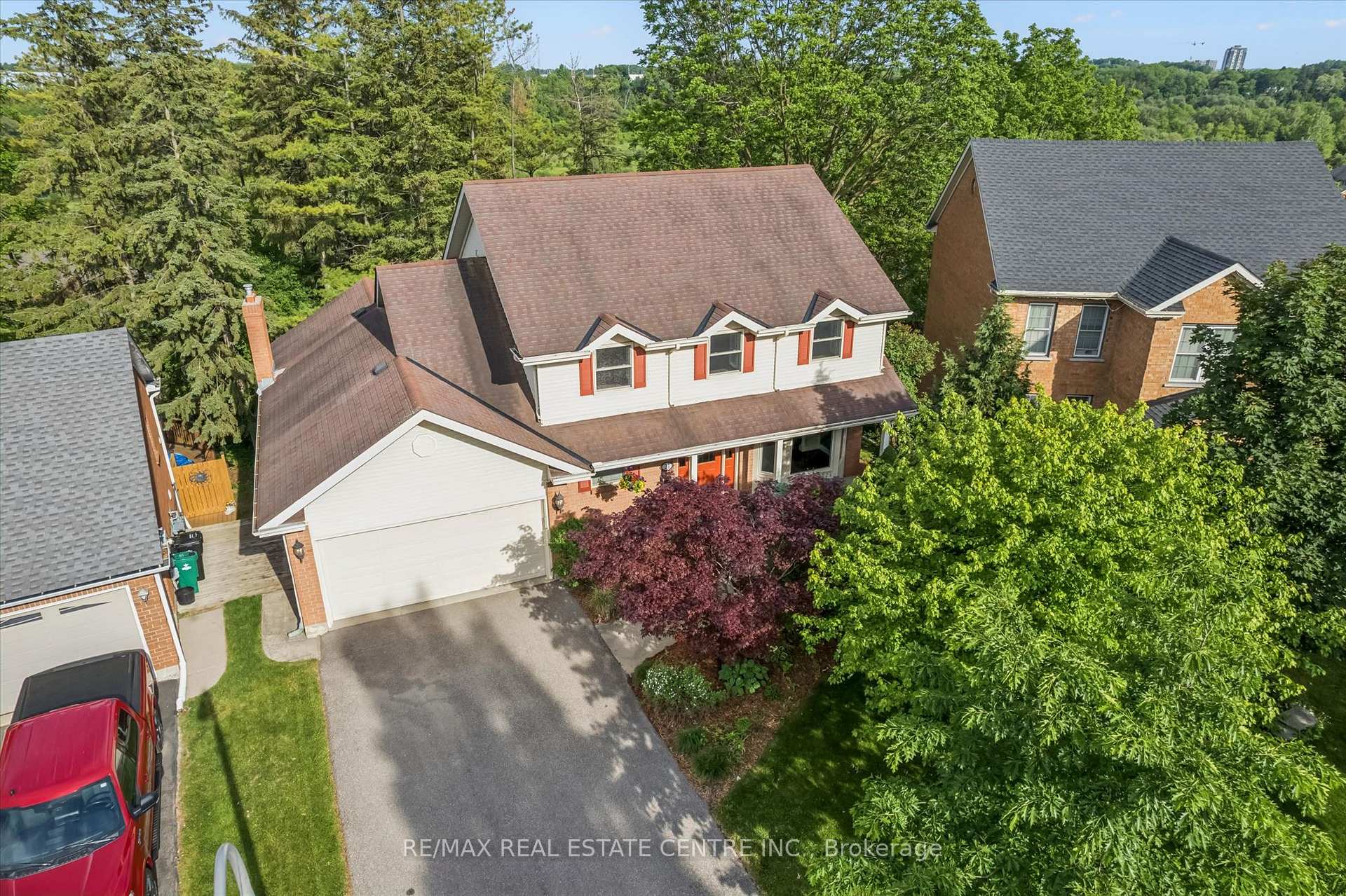 Photo 2 of 21 Tinatawa Court, Kitchener, Centreville Chicopee — HOMEH