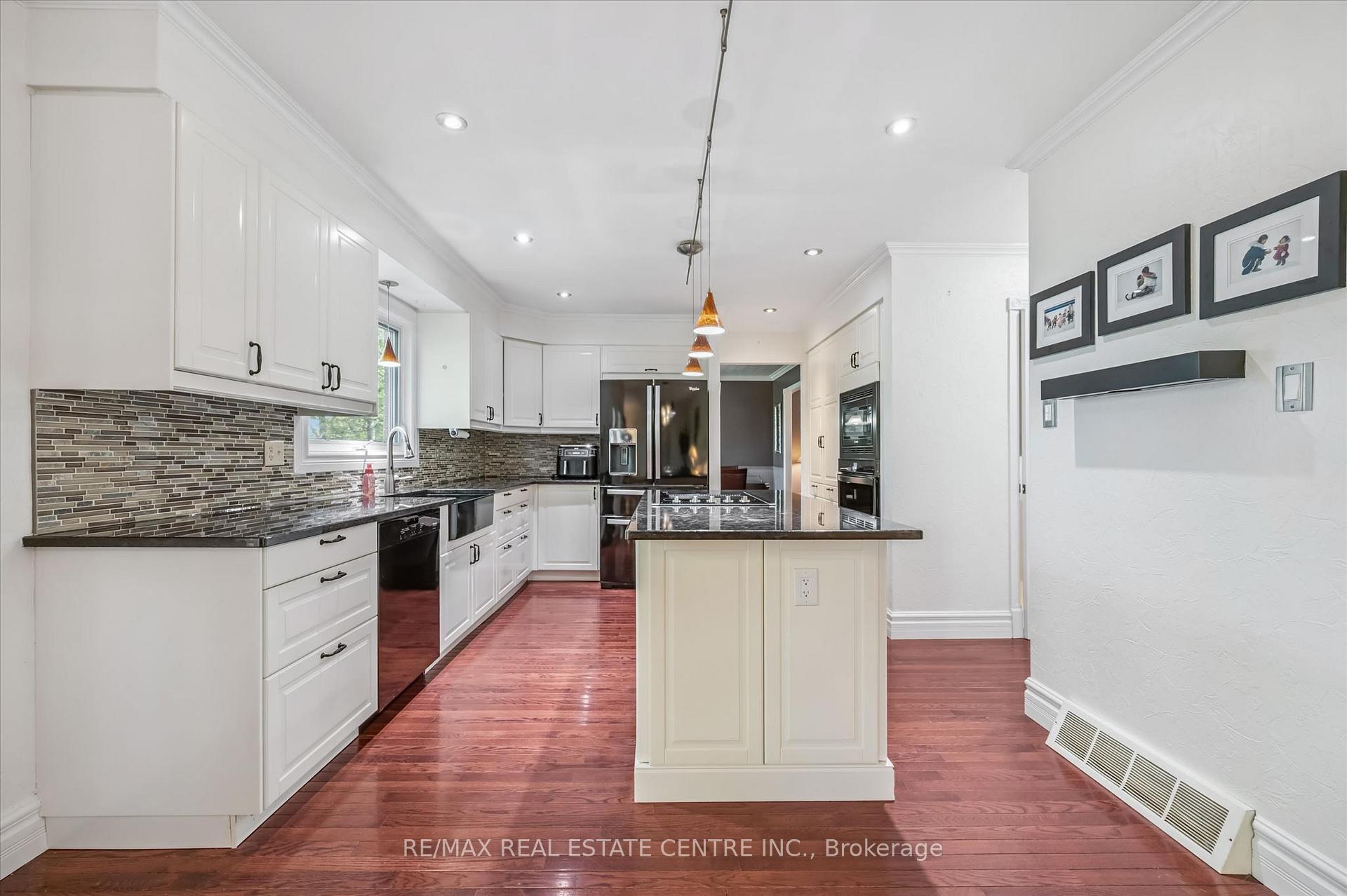 Photo 7 of 21 Tinatawa Court, Kitchener, Centreville Chicopee — HOMEH