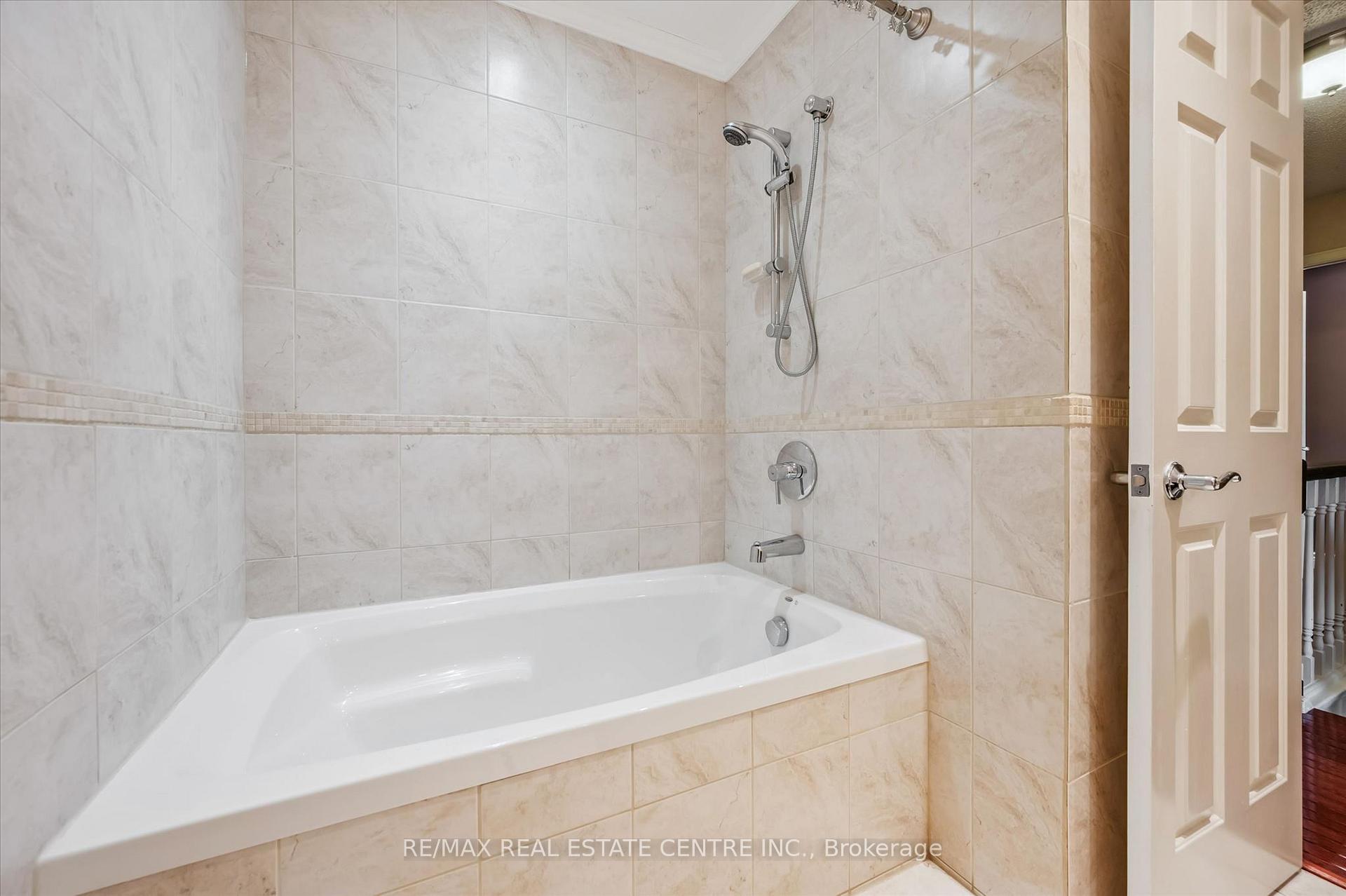 Photo 22 of 21 Tinatawa Court, Kitchener, Centreville Chicopee — HOMEH