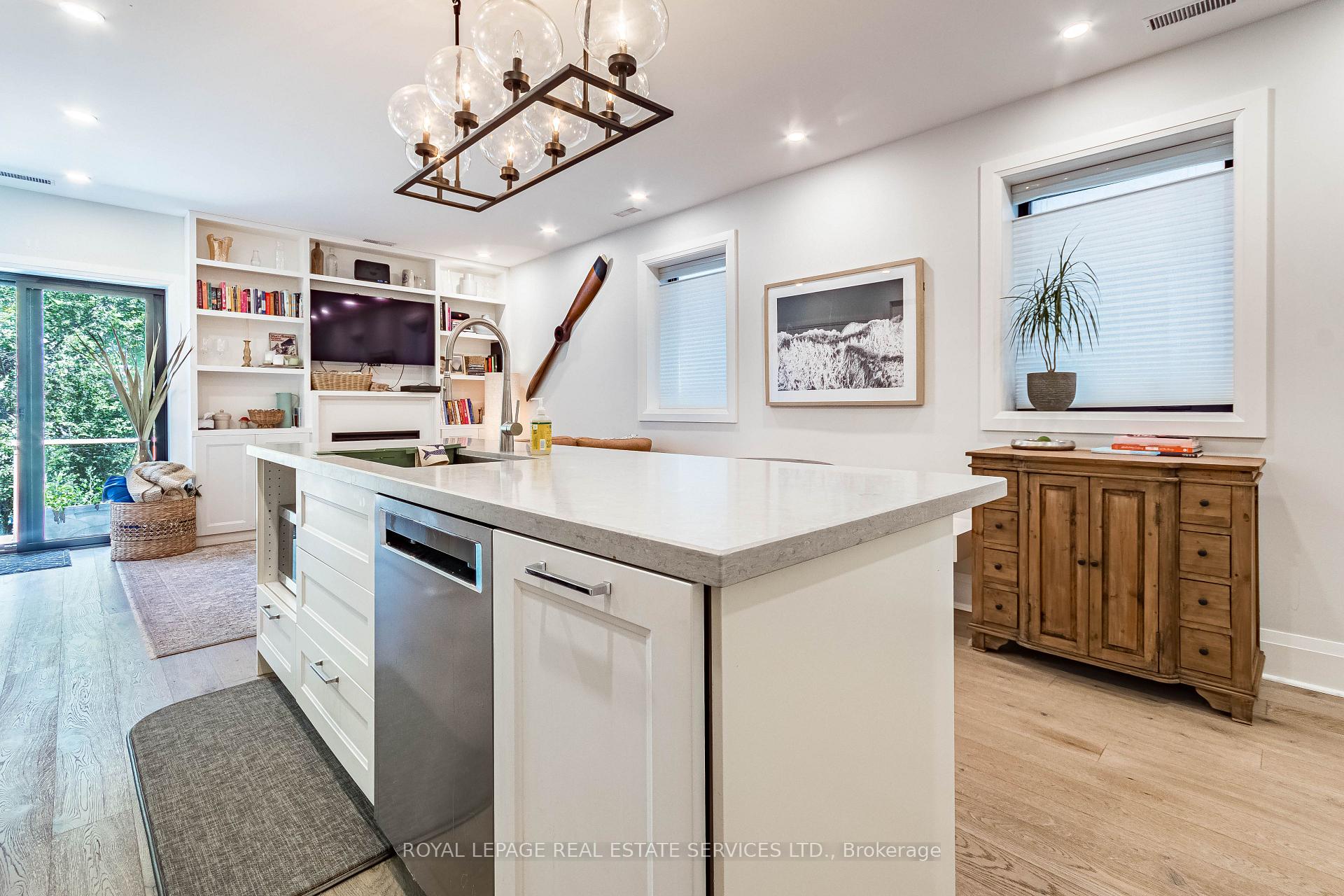 Photo 5 of 238 Garden Avenue, Toronto, High Park-Swansea — HOMEH