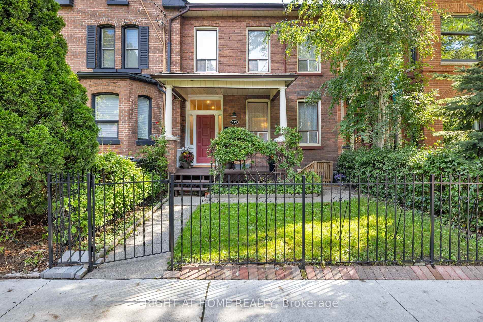 Photo 3 of 239 Seaton Street, Toronto, Moss Park — HOMEH
